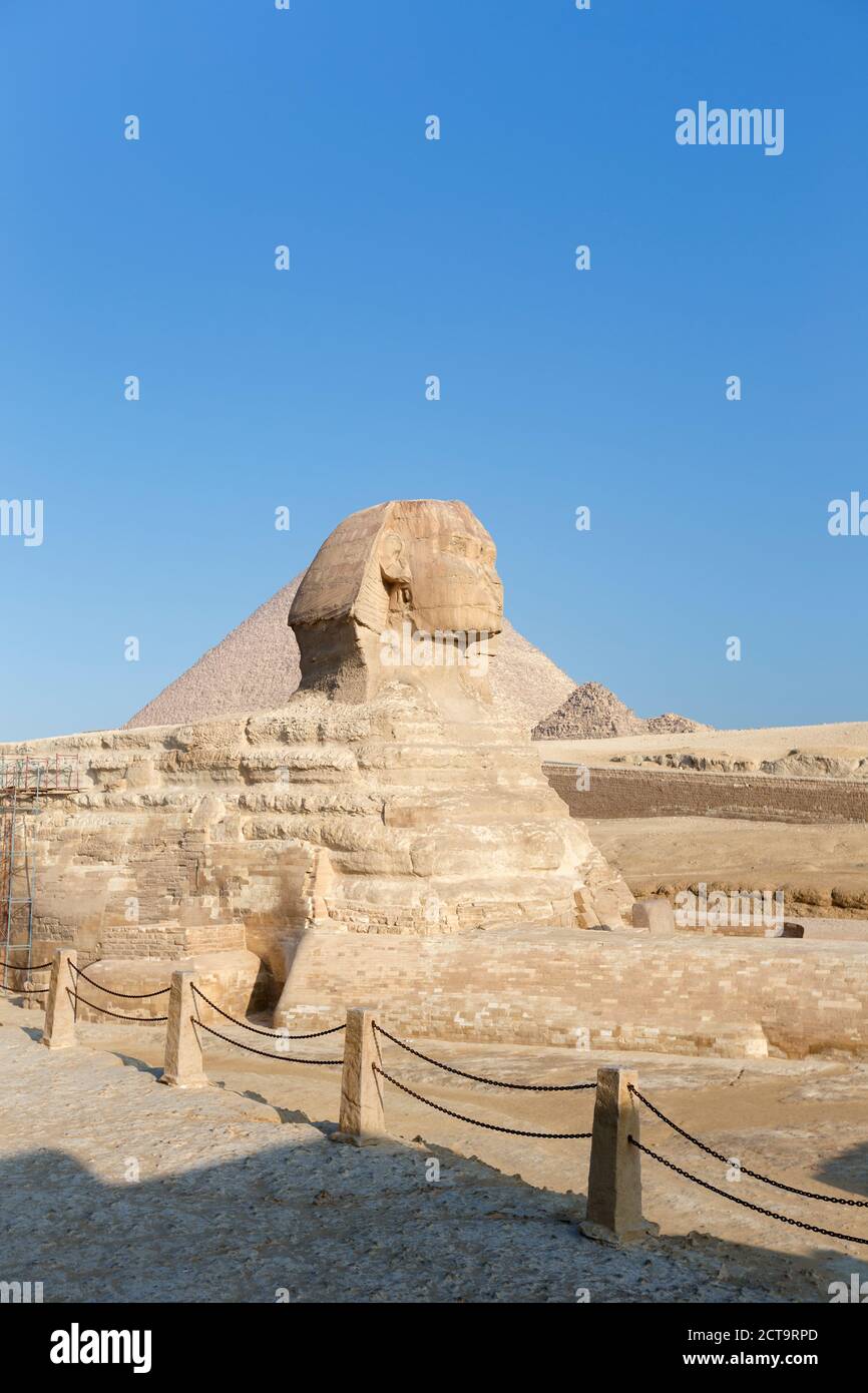 The great Sphinx with the pyramid of Cheops in the background, Giza ...