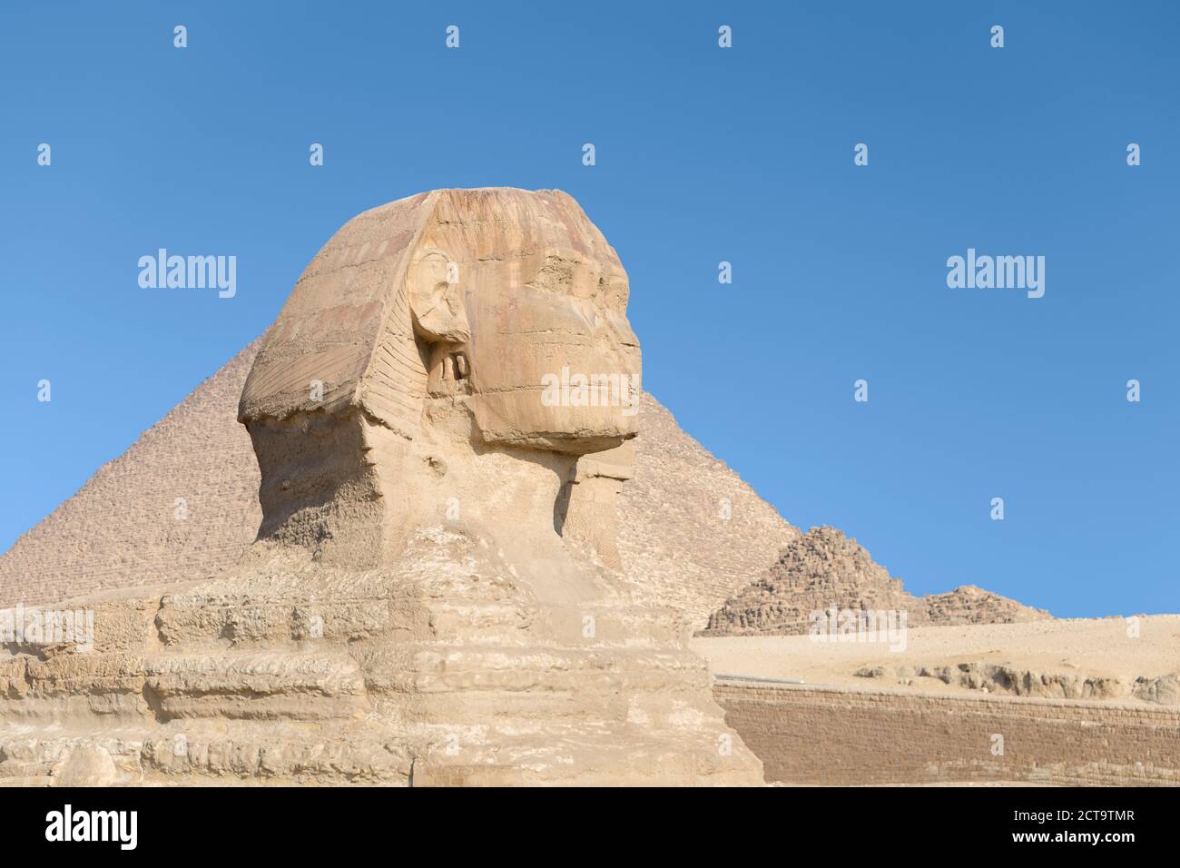 The great Sphinx with the pyramid of Cheops in the background, Giza ...