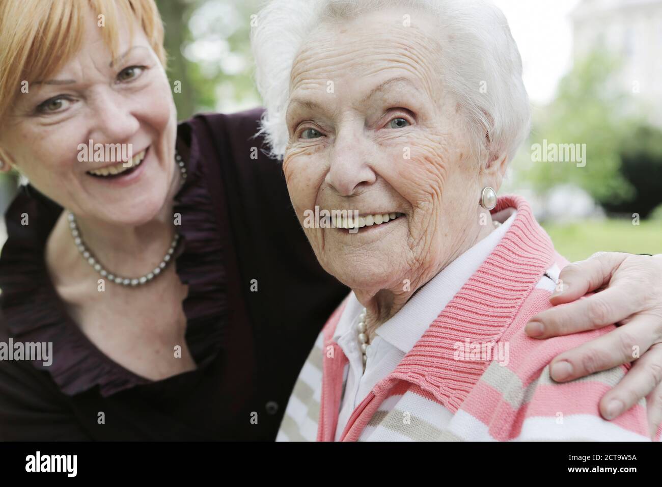 Germany, North Rhine Westphalia, Cologne, Portrait of senior woman and mature woman, smiling Stock Photo