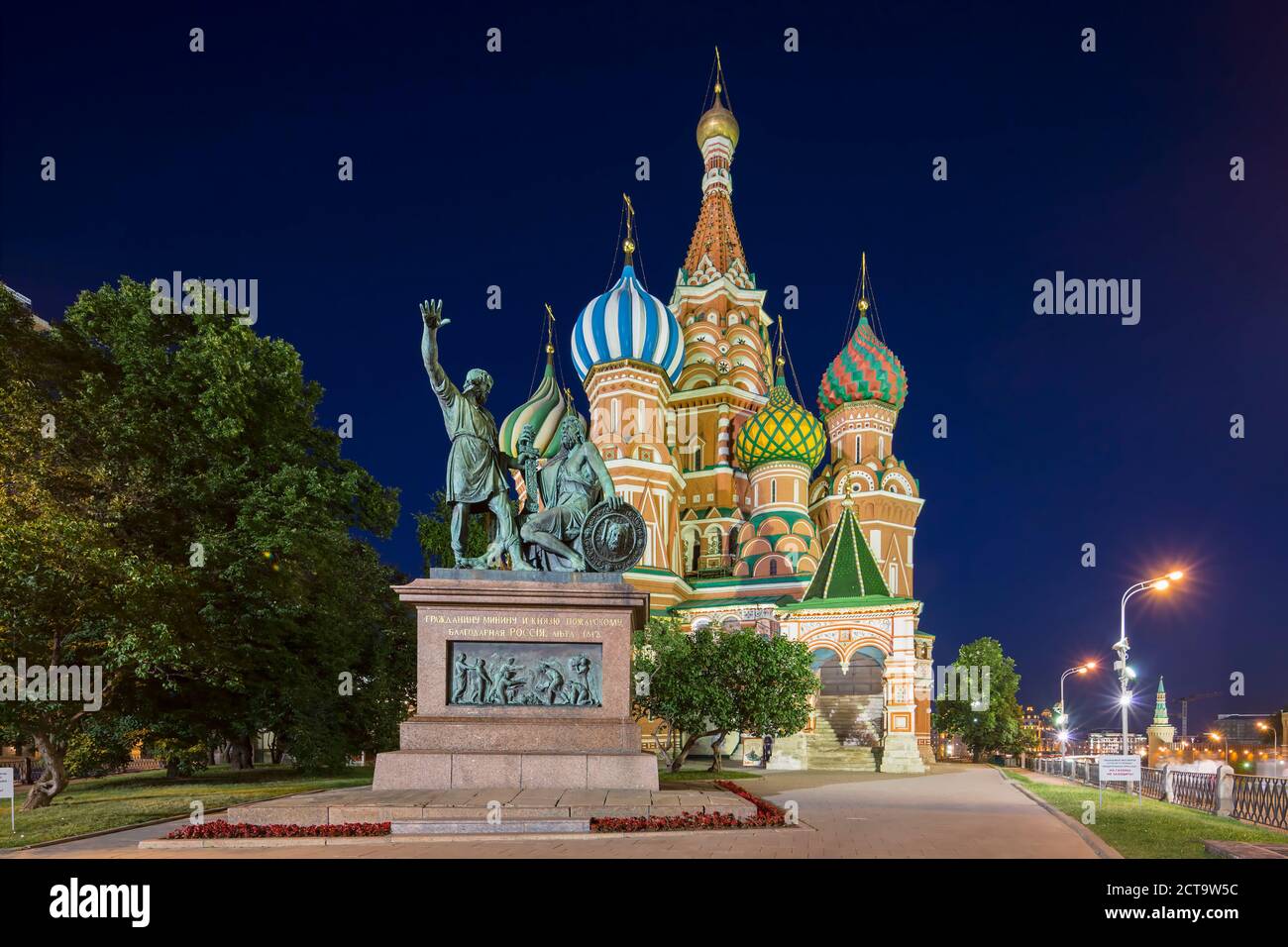 Russia, Central Russia, Moscow, Red Square, Saint Basil's Cathedral and Monument to Minin and Pozharsky at night Stock Photo