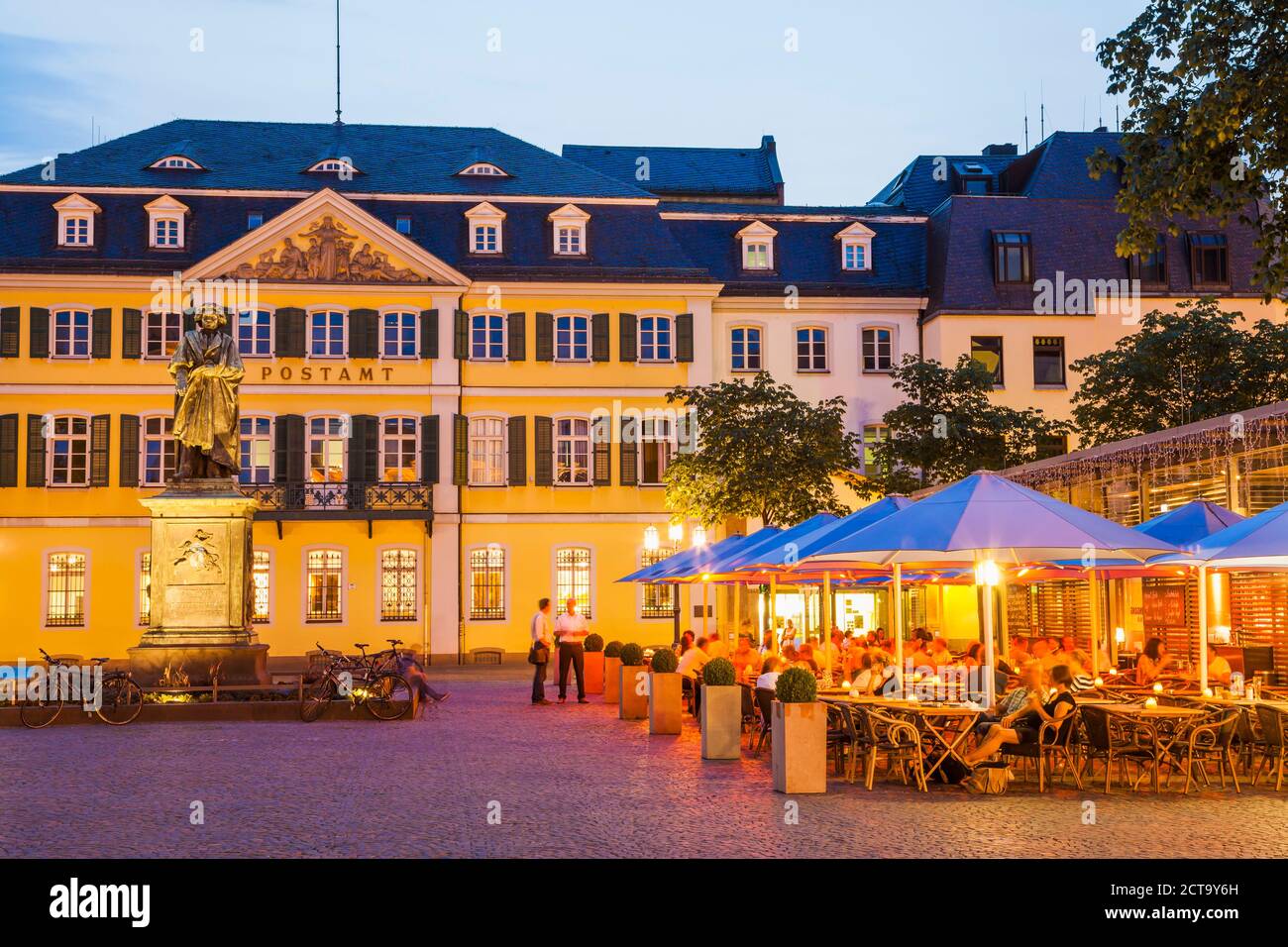 Germany, North Rhine-Westphalia, Bonn, view to Muensterplatz with street cafe at evening twilight Stock Photo