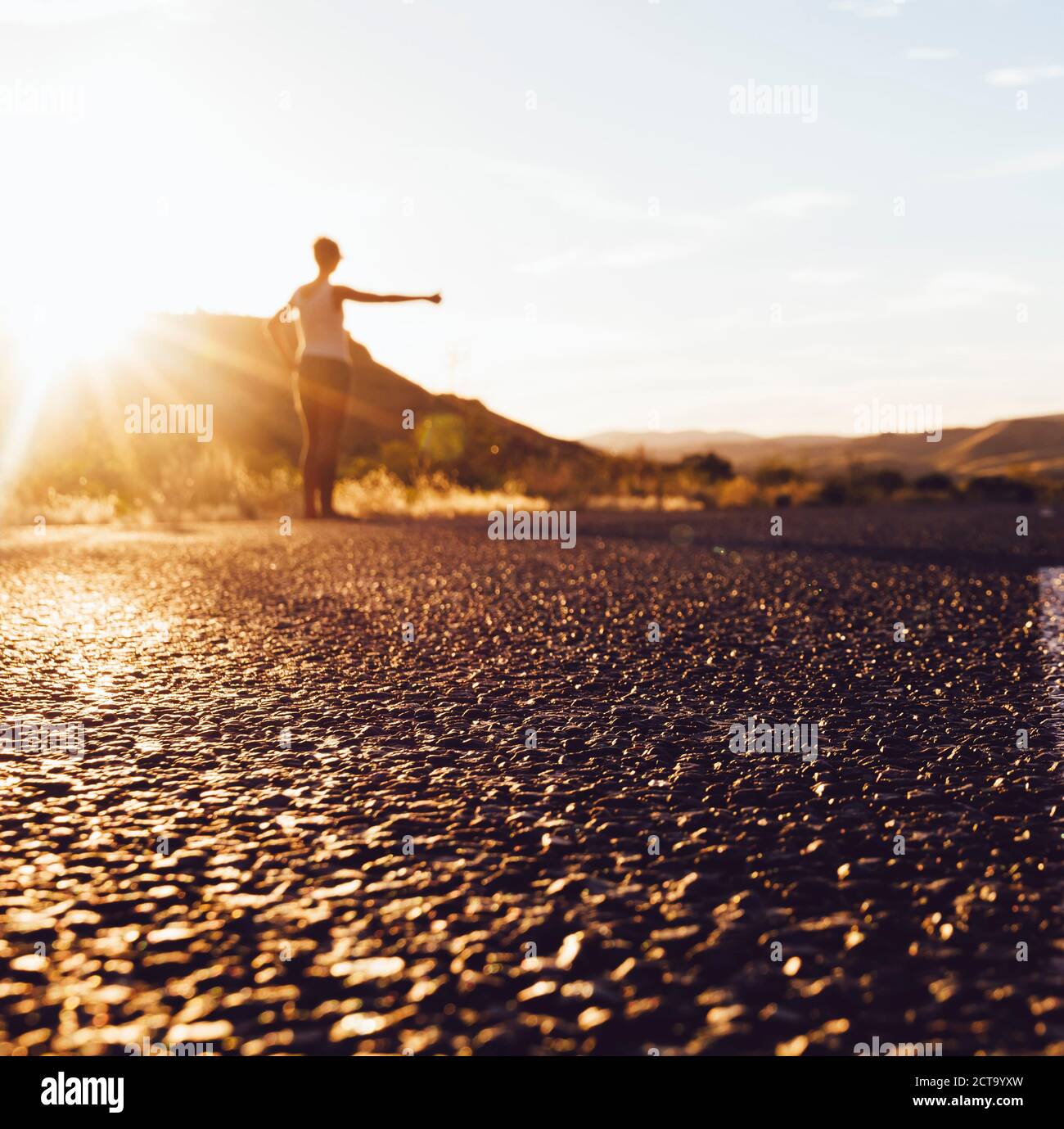 Australia, Young woman hitchhiking Stock Photo Alamy