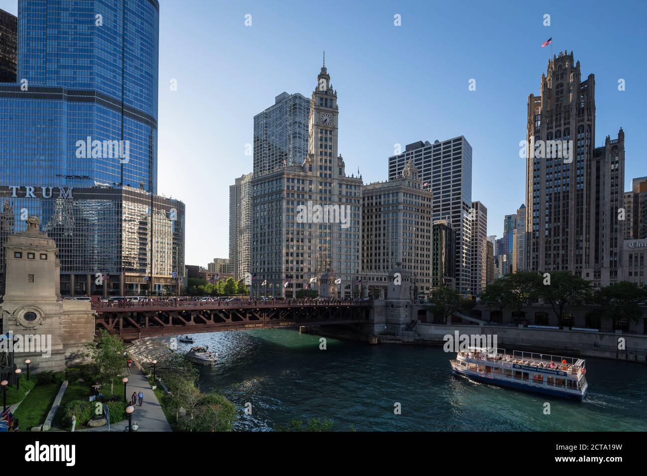 Tourboat on chicago river hi-res stock photography and images - Alamy