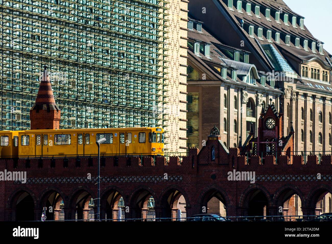 Germany, Berlin, Friedrichshain-Kreuzberg, view to elevated railway on Oberbaum Bridge Stock Photo
