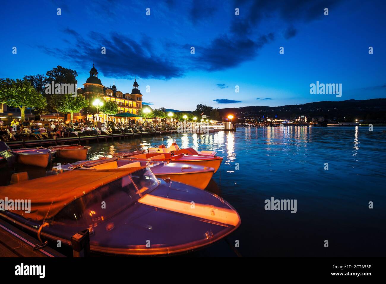 Austria, Carinthia, Velden, Lake Woerthersee, Castle Hotel Velden and promenade in the evening Stock Photo