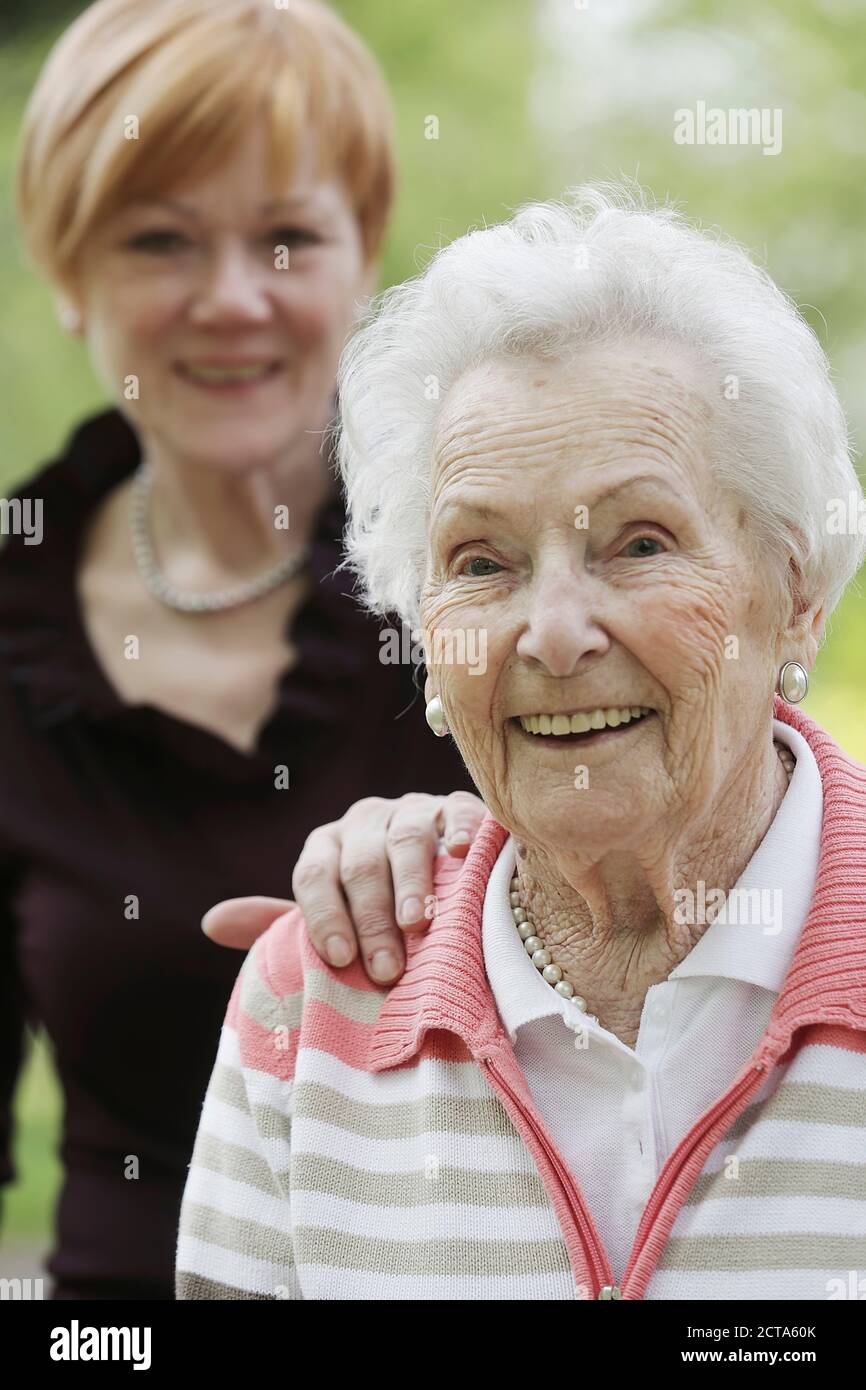 Germany, North Rhine Westphalia, Cologne, Portrait of senior woman and mature woman, smiling Stock Photo