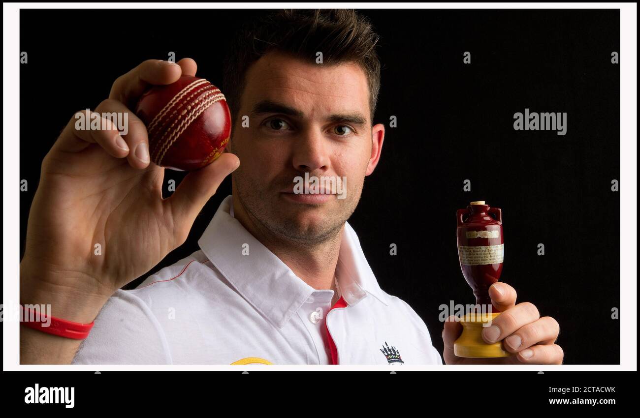 JAMES ANDERSON, THE LEADER OF ENGLANDS BOWLING ATTACK, READY TO TAKE ON THE AUSTRALIANS . PICTURE CREDIT :  © MARK PAIN / ALAMY Stock Photo