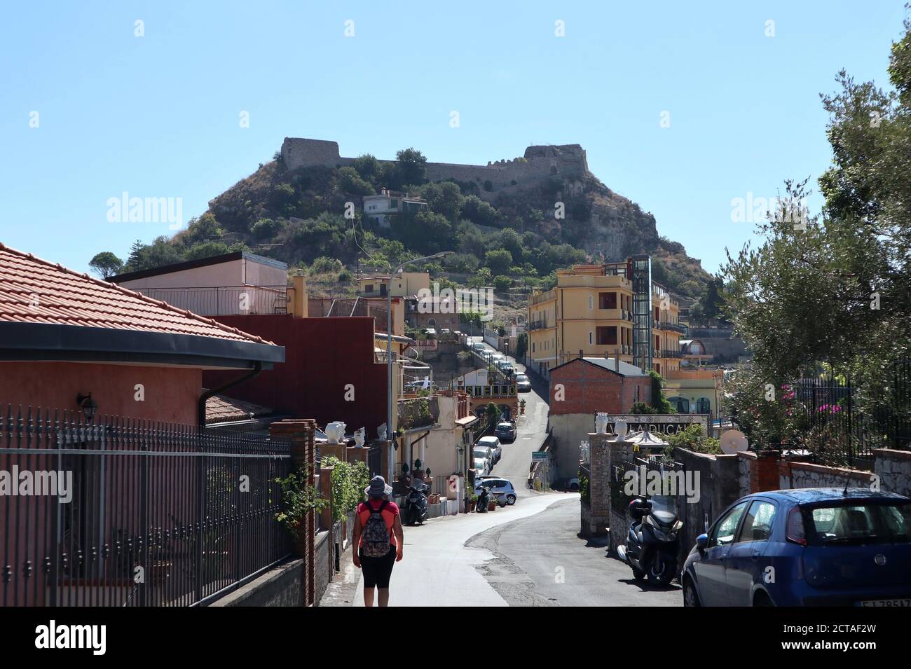 Castelmola - Scorcio del castello di Taormina dalla strada Stock Photo