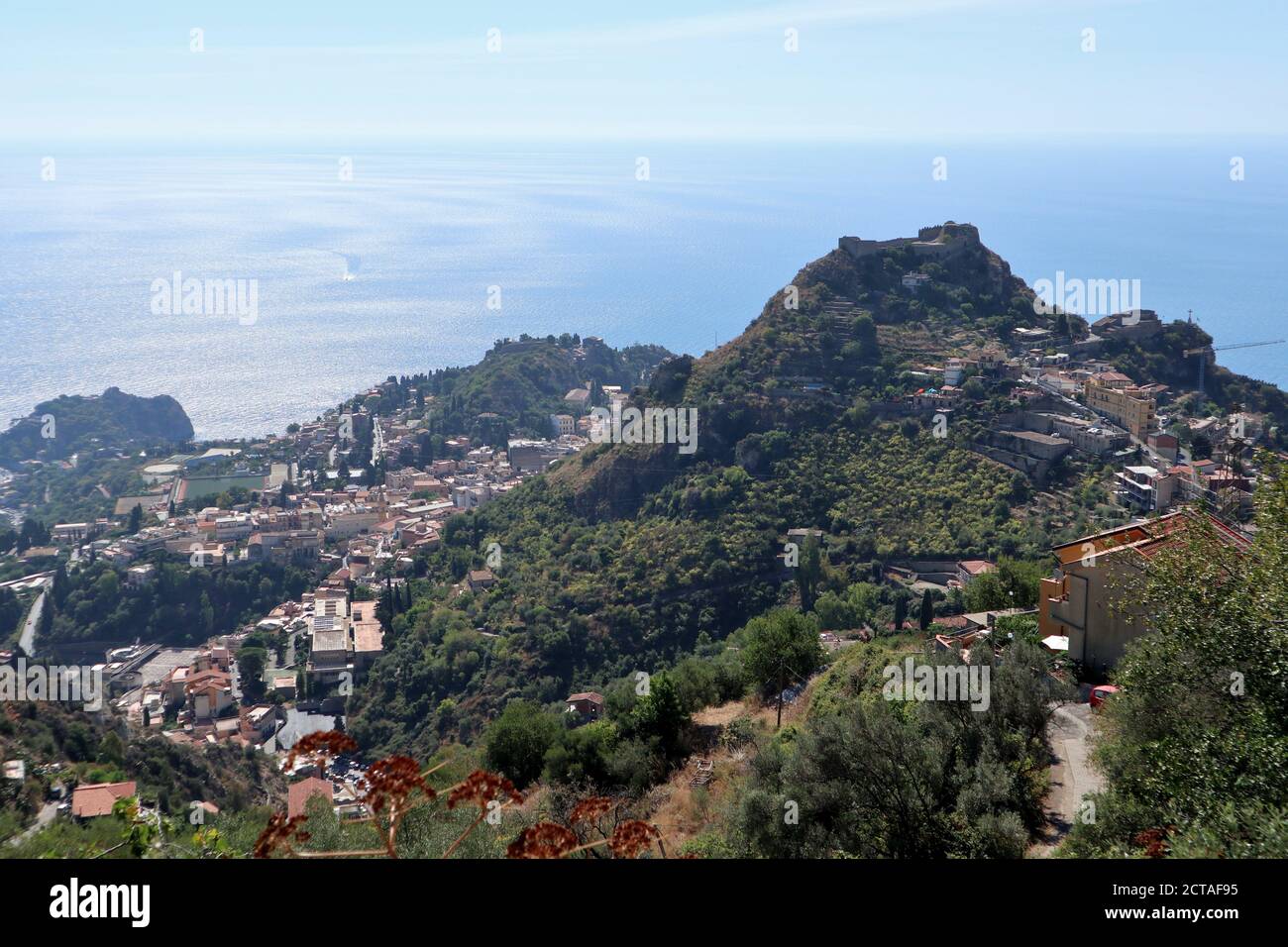 Castelmola - Scorcio di Taormina dal sentiero Cuculunazzo Stock Photo