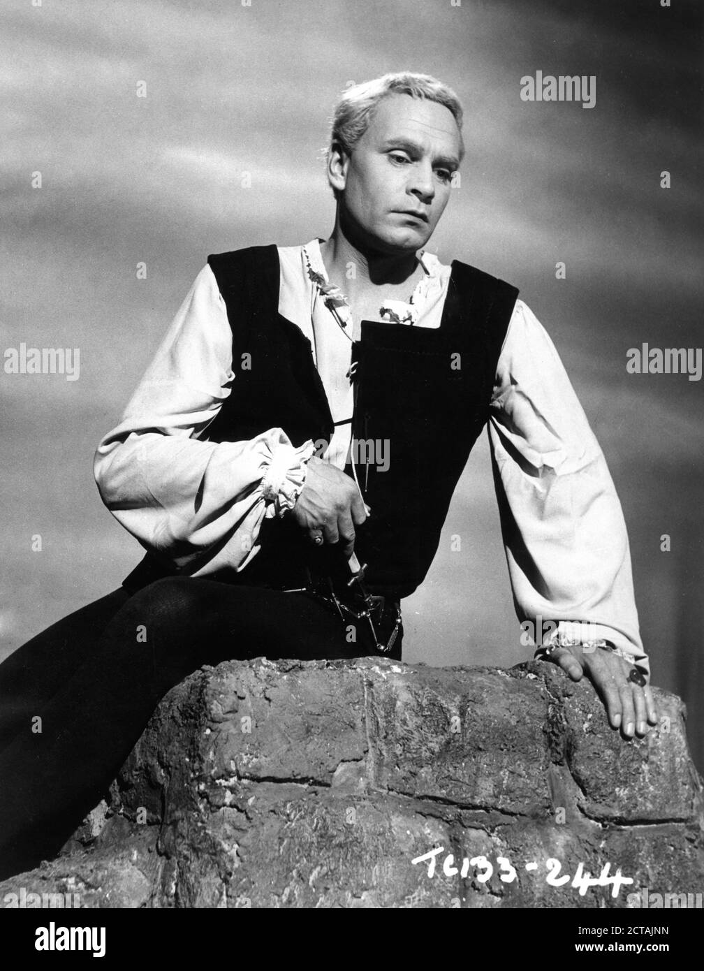 Laurence Olivier Portrait Delivering The To Be Or Not To Be Speech In