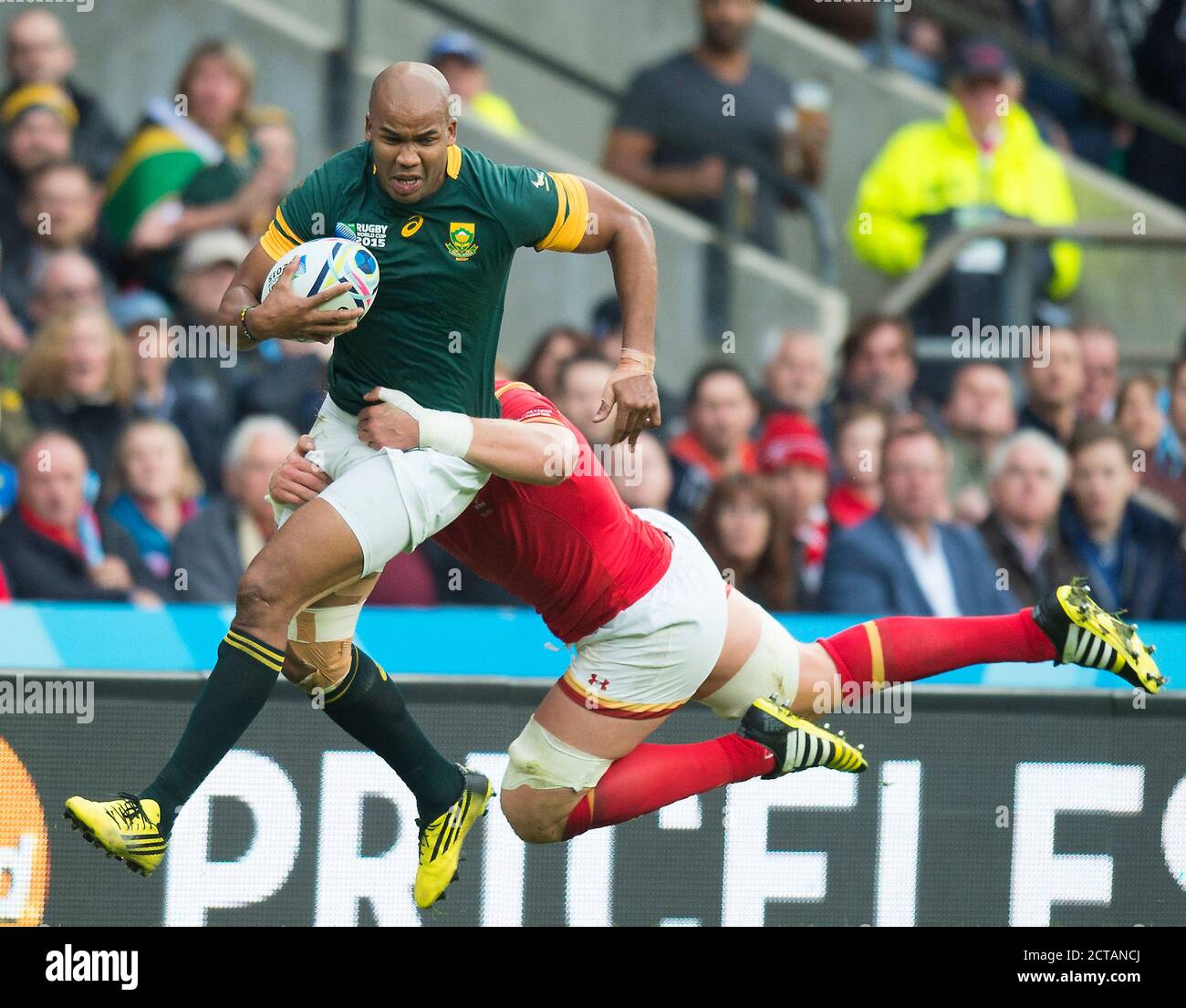 J.P.PIETERSEN CHARGES THROUGH  Wales v South Africa Quarter Final Rugby World Cup 2015  Twickenham Stadium   Copyright Picture : Mark Pain 17/10/2015 Stock Photo