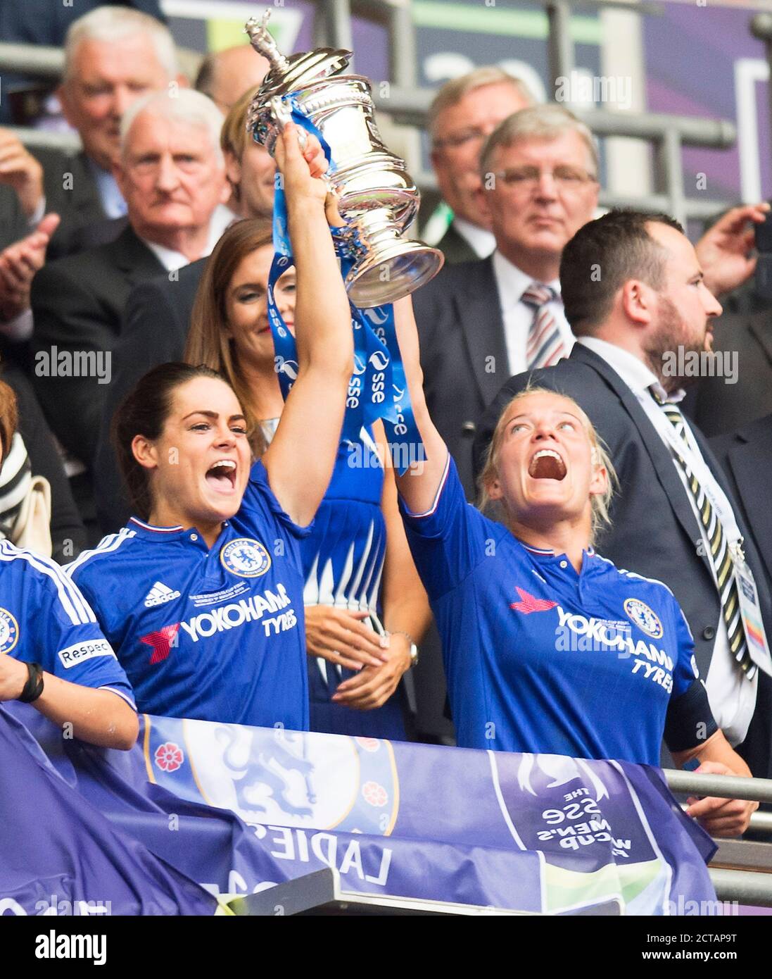 KATIE CHAPMAN LIFTS THE FA CUP FOR CHELSEA Chelsea v Notts County Womens FA Cup Final - Wembley  Picture : Mark Pain / ALAMY    PHOTO CREDIT : © MA Stock Photo