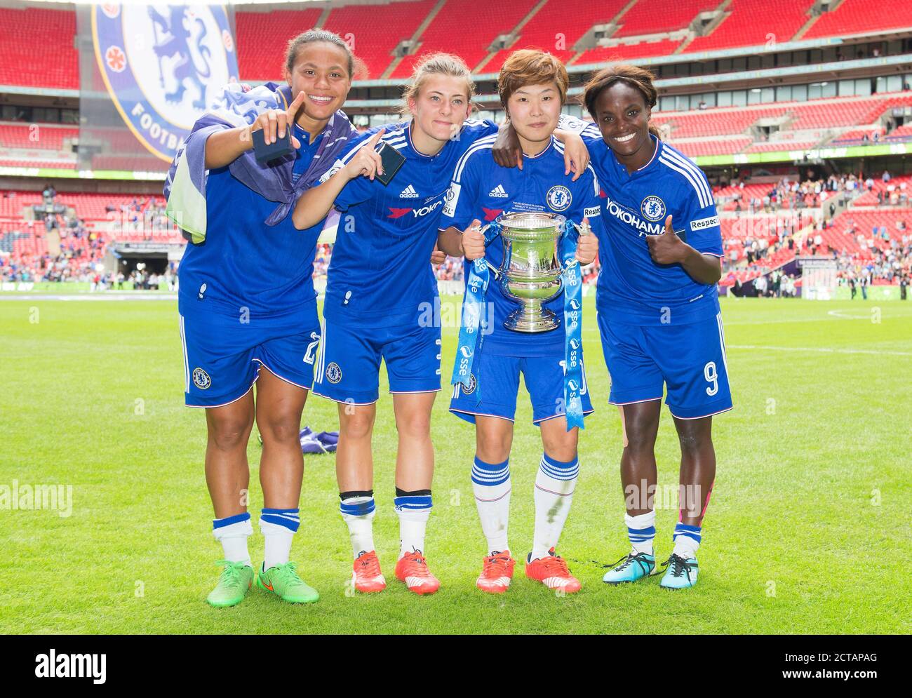 JI SO-YUN, ENIOLA ALUKO, HANNAH BLUNDELL AND DREW SPENCE CELEBRATE WINNING THE FA CUP Chelsea v Notts County Womens FA Cup Final. PICTURE : MARK PAIN Stock Photo