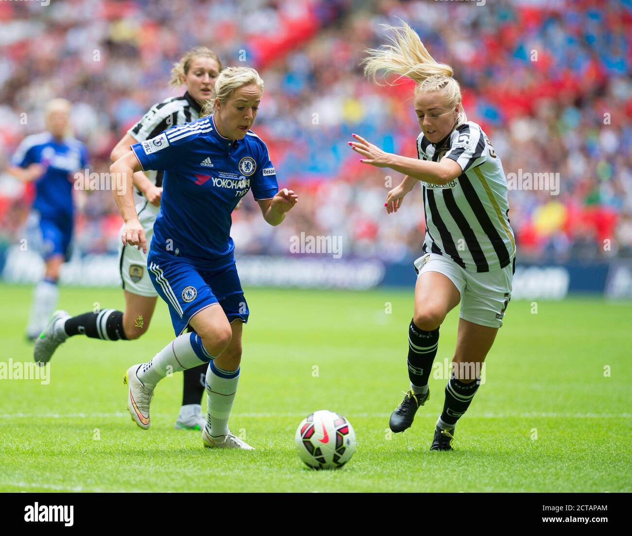 GEMMA DAVISON TAKES ON ALEX GREENWOOD  Chelsea v Notts County Womens FA Cup Final - Wembley  Picture : Mark Pain / ALAMY     PHOTO CREDIT : © MARK PA Stock Photo