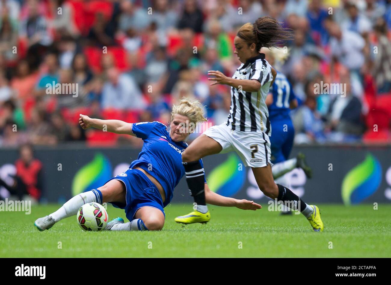 ELLIE BRIGHT TACKLES JESS CLARKE  Chelsea v Notts County Womens FA Cup Final - Wembley  PHOTO CREDIT : © MARK PAIN / ALAMY Stock Photo