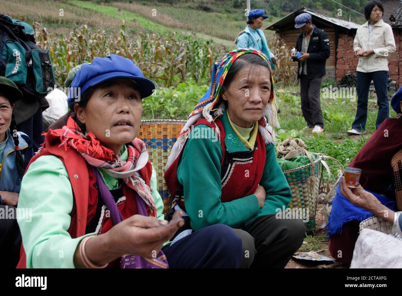 Market stall traders, market day, Liming, Yunnan, China 21st Oct 2005 Stock Photo