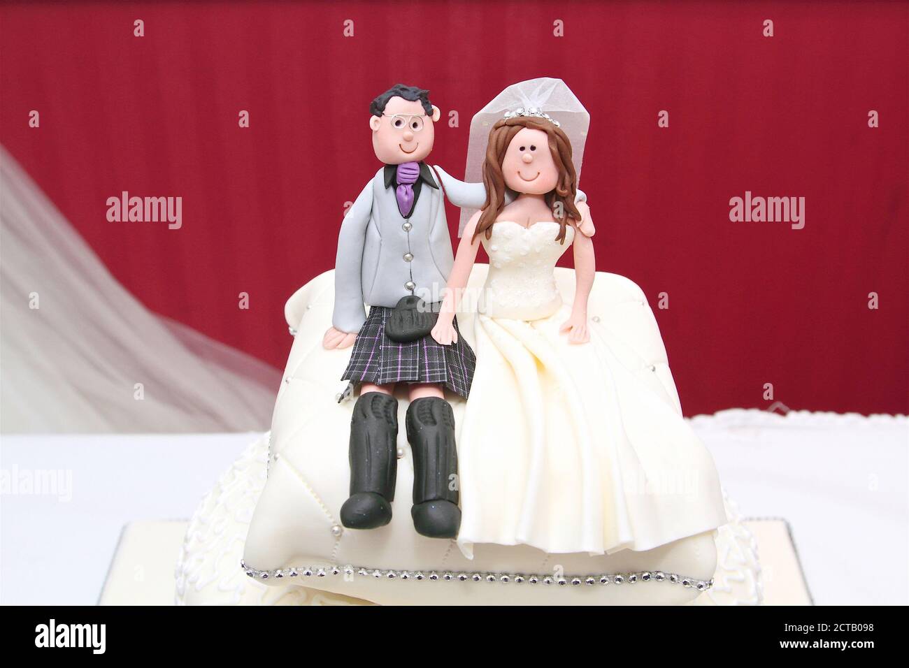 cute bride and groom cake topper couple Stock Photo Alamy
