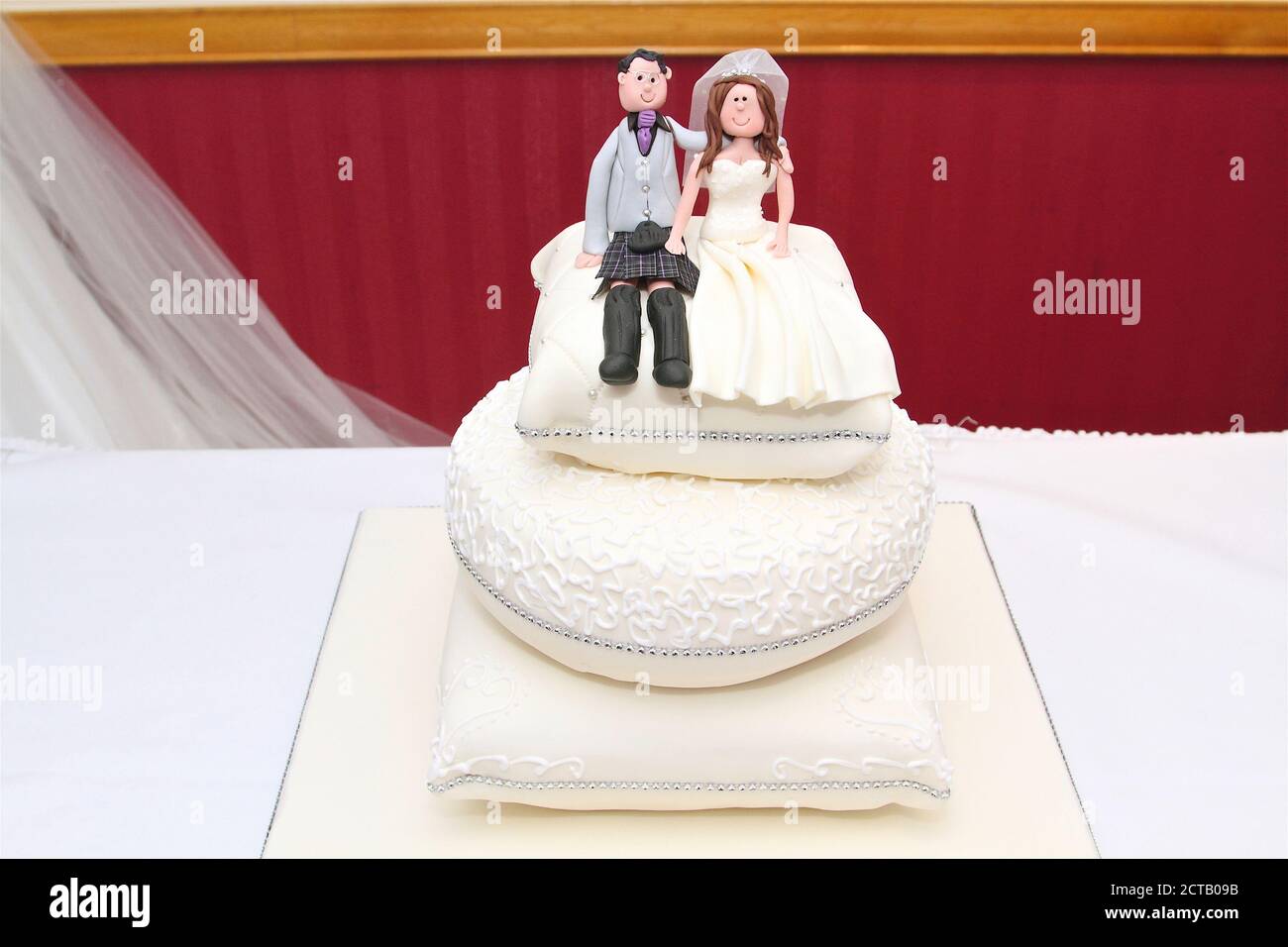bride and groom cake toppers Stock Photo Alamy