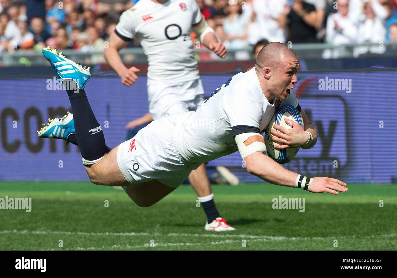 Mike Brown charges through to score a try for England  Italy v England Six Nations Championship   PICTURE CREDIT : © MARK PAIN / ALAMY Stock Photo