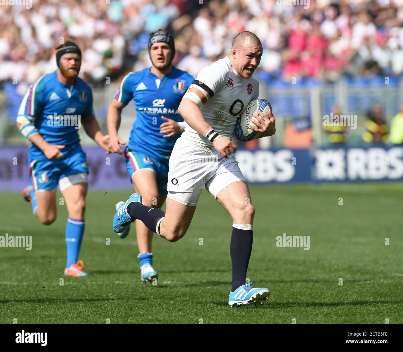 Mike Brown charges through to score a try for England  Italy v England Six Nations Championship   PICTURE CREDIT : © MARK PAIN / ALAMY Stock Photo