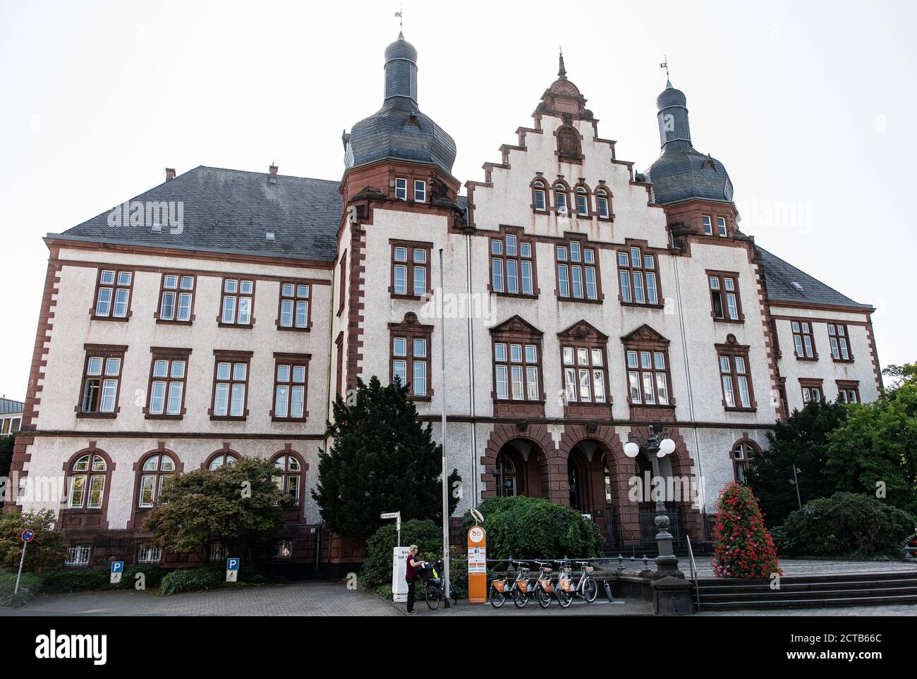 22 September 2020, North Rhine-Westphalia, Hamm (westfalen): An exterior  photograph of the town hall of the city of Hamm. In view of the explosive  increase in new corona infections, the city is