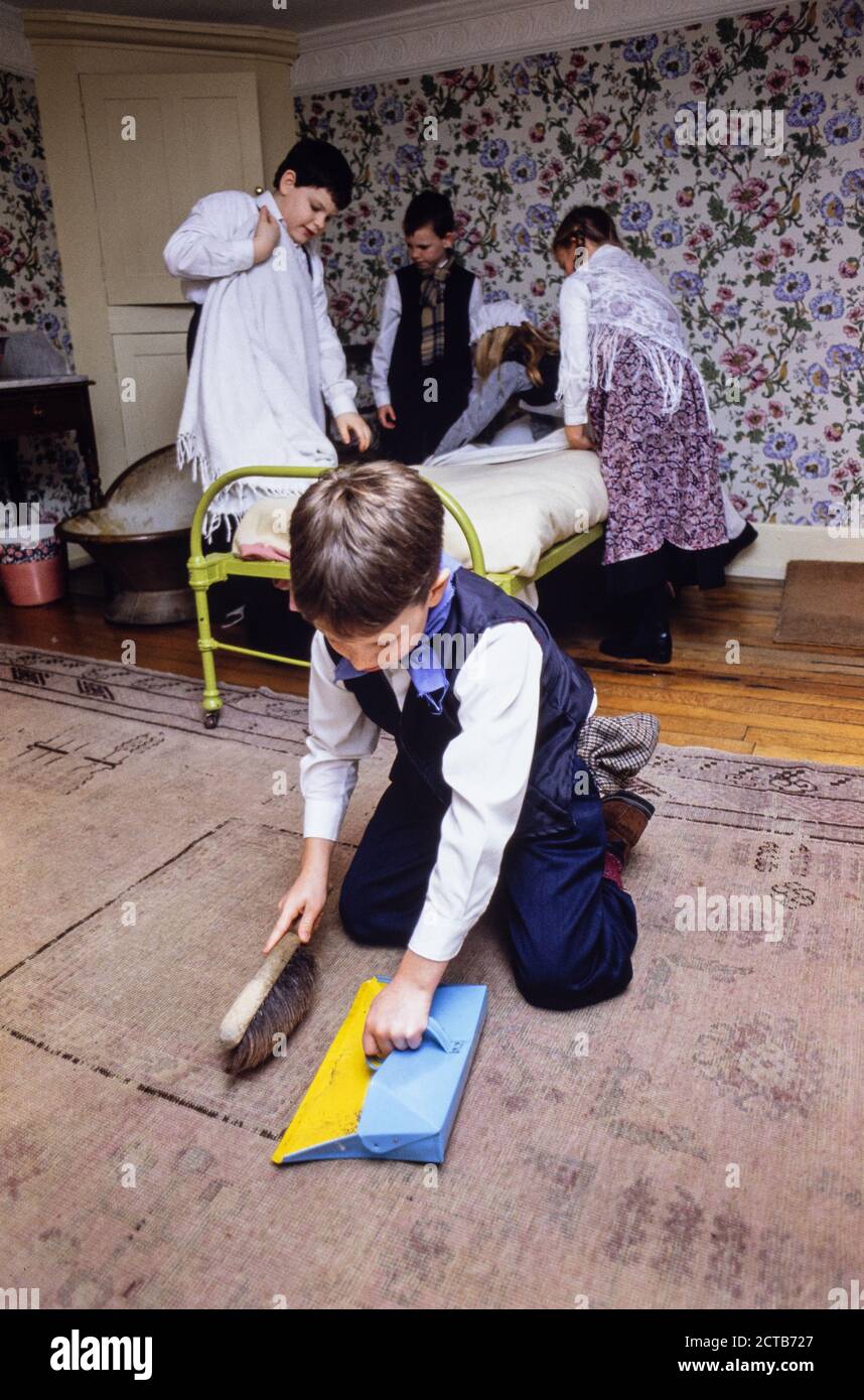 Local school pupils visit Preston Manor in Brighton, East Sussex, to take part in an Edwardian role play where they learn what it was like to work in a manor house as servants and cleaners. 24 January 1994. Photo: Neil Turner Stock Photo
