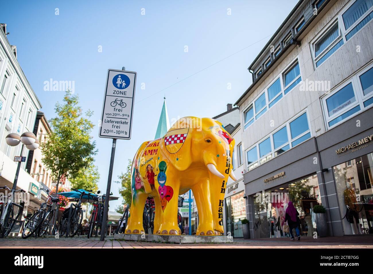 22 September 2020, North Rhine-Westphalia, Hamm (westfalen): An elephant, the emblem and mascot of the city of Hamm, stands at the entrance of the pedestrian zone. In view of the explosive increase in new corona infections, the city is introducing new restrictions and making masks compulsory for secondary schools. Photo: Guido Kirchner/dpa Stock Photo