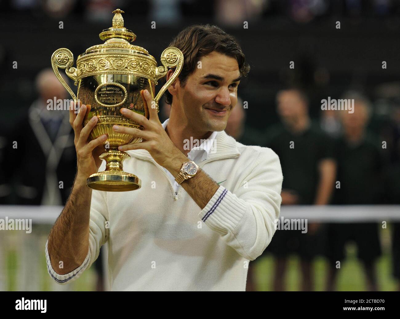 ROGER FEDERER WINS THE MENS SINGLES TITLE  WIMBLEDON CHAMPIONSHIPS 2012  PICTURE : © MARK PAIN / ALAMY STOCK PHOTO Stock Photo