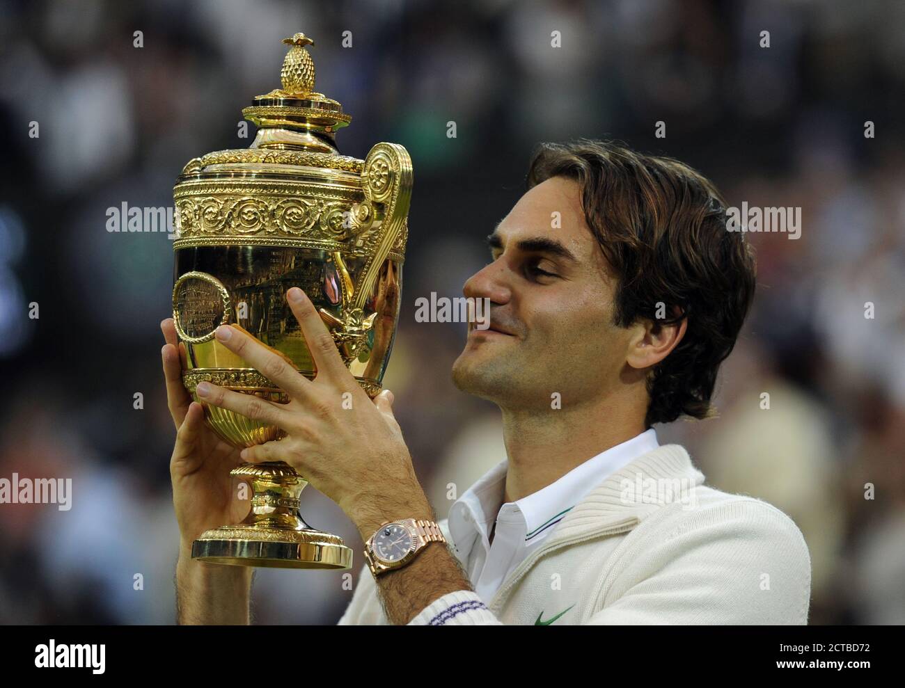 ROGER FEDERER WINS THE MENS SINGLES TITLE  WIMBLEDON CHAMPIONSHIPS 2012  PICTURE : © MARK PAIN / ALAMY STOCK PHOTO Stock Photo