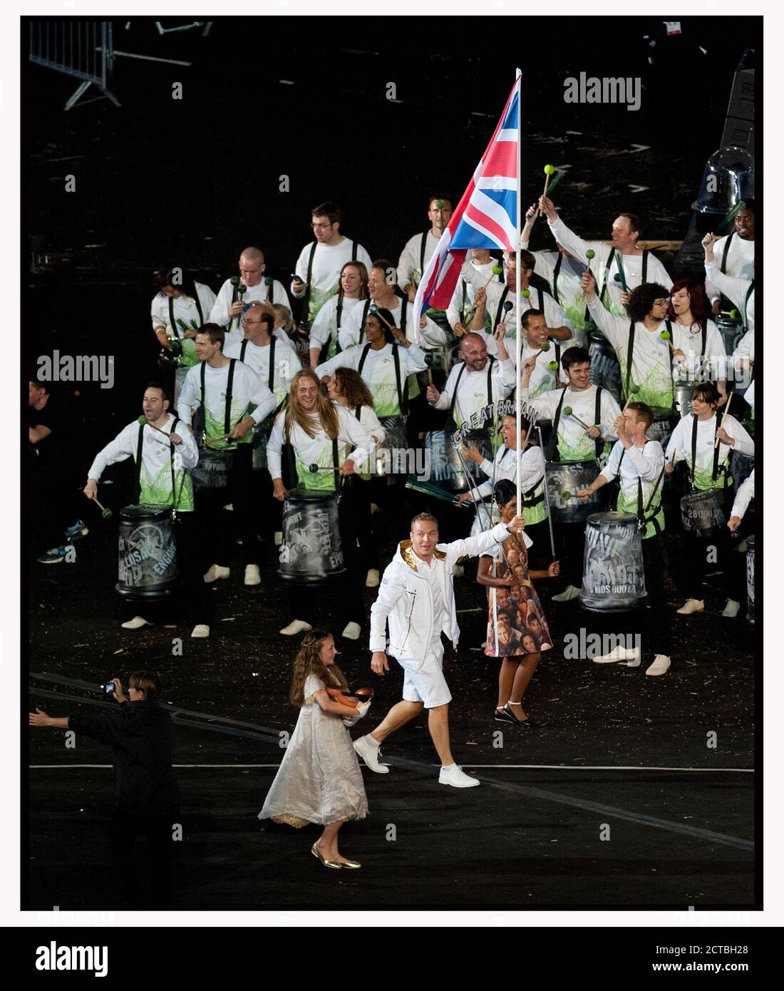 SIR CHRIS HOY CARRIES THE GB FLAG AND LEADS TEAM GB INTO THE STADIUM DURING OPENING CEREMONY OF THE LONDON 2012 OLYMPICS PICTURE : MARK PAIN / ALAMY Stock Photo
