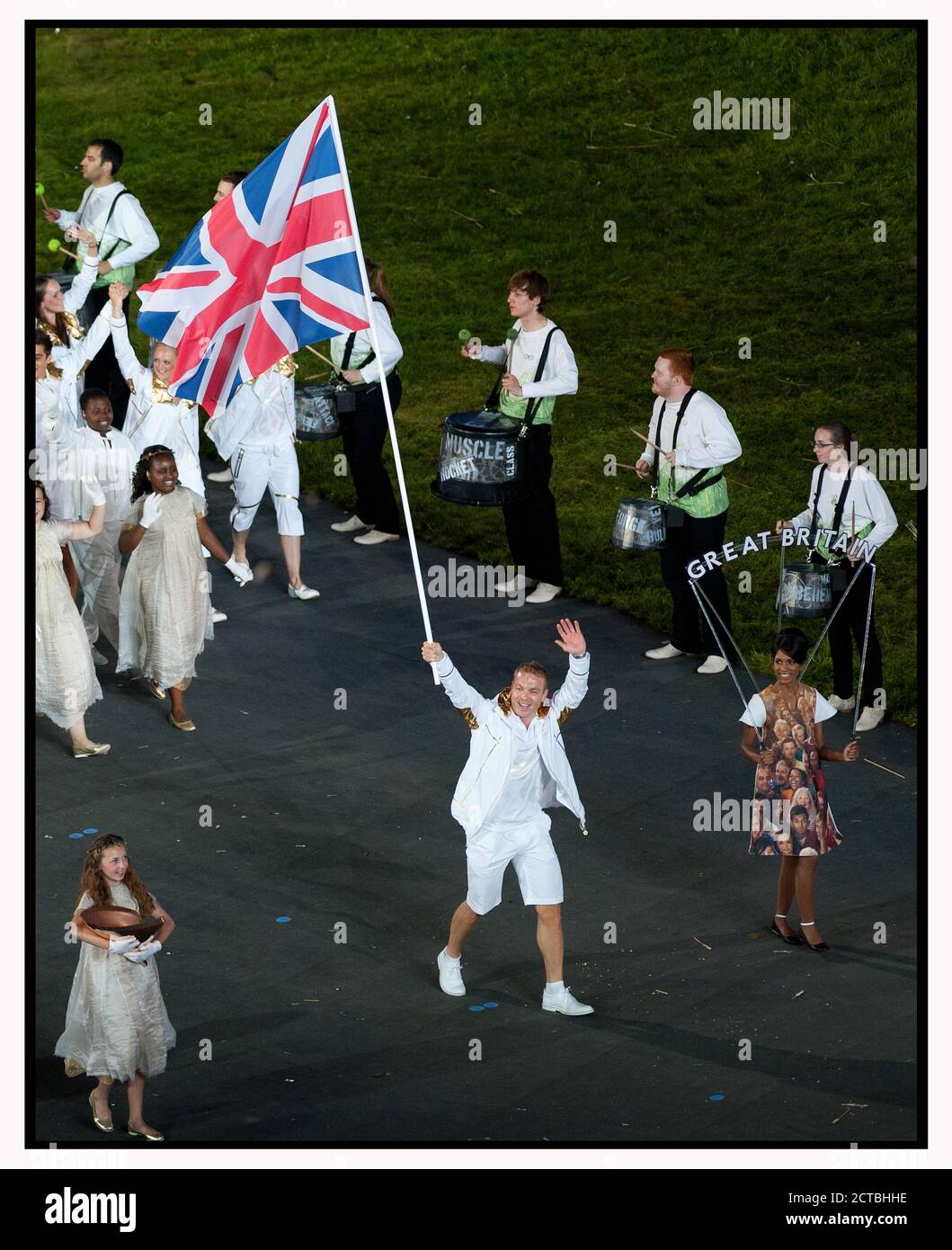 SIR CHRIS HOY CARRIES THE GB FLAG AND LEADS TEAM GB INTO THE STADIUM DURING OPENING CEREMONY OF THE LONDON 2012 OLYMPICS PICTURE : MARK PAIN / ALAMY Stock Photo