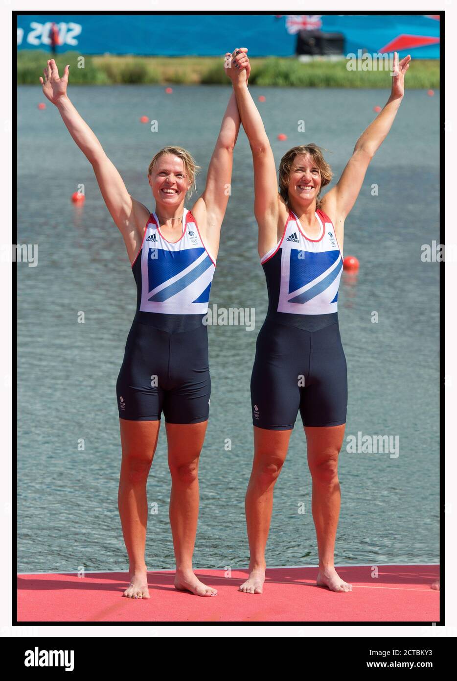 KATHERINE GRAINGER AND ANNA WATKINS CELEBRATE WINNING THE GOLD MEDAL IN THE WOMEN'S DOUBLE SCULLS LONDON OLYMPICS 2012  PICTURE : © MARK PAIN / ALAMY Stock Photo