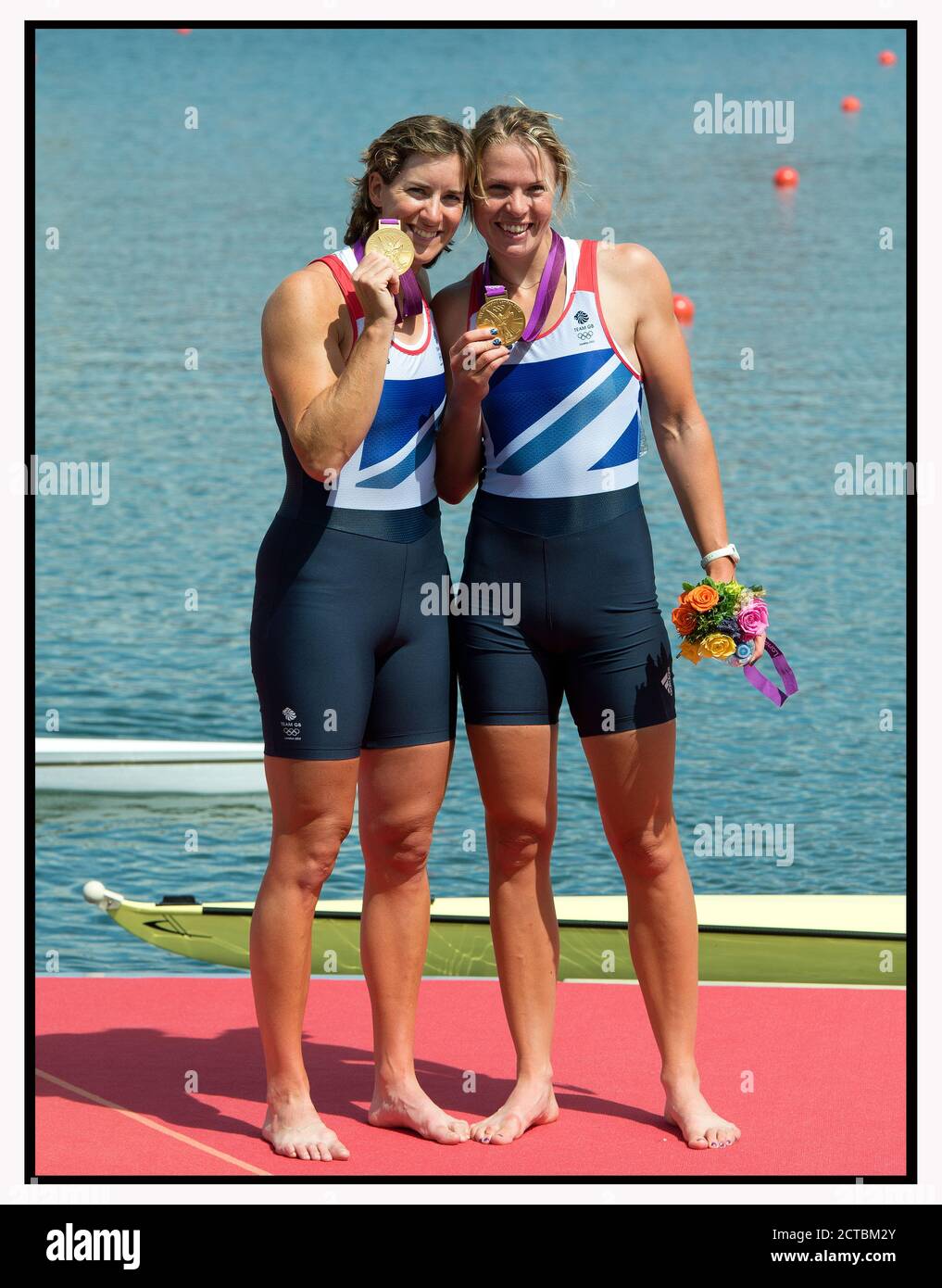 KATHERINE GRAINGER AND ANNA WATKINS CELEBRATE WINNING THE GOLD MEDAL IN THE WOMEN'S DOUBLE SCULLS LONDON OLYMPICS 2012  PICTURE : © MARK PAIN / ALAMY Stock Photo