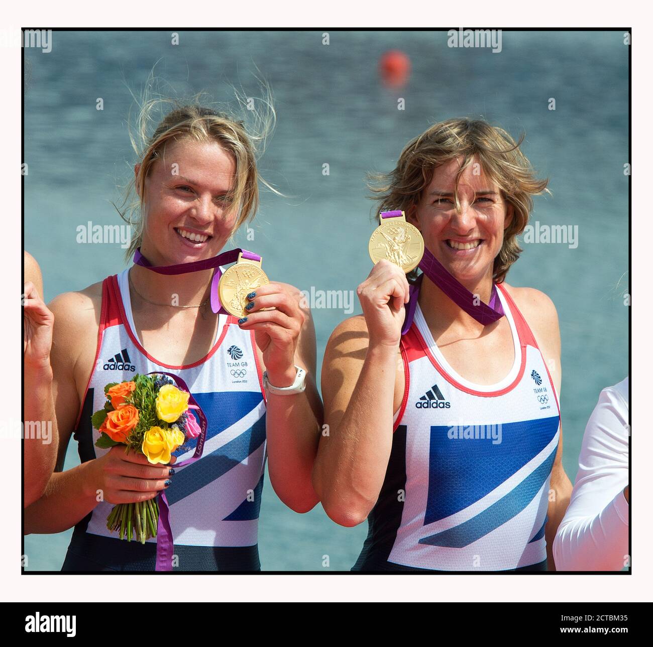 KATHERINE GRAINGER AND ANNA WATKINS CELEBRATE WINNING THE GOLD MEDAL IN THE WOMEN'S DOUBLE SCULLS LONDON OLYMPICS 2012  PICTURE : © MARK PAIN / ALAMY Stock Photo