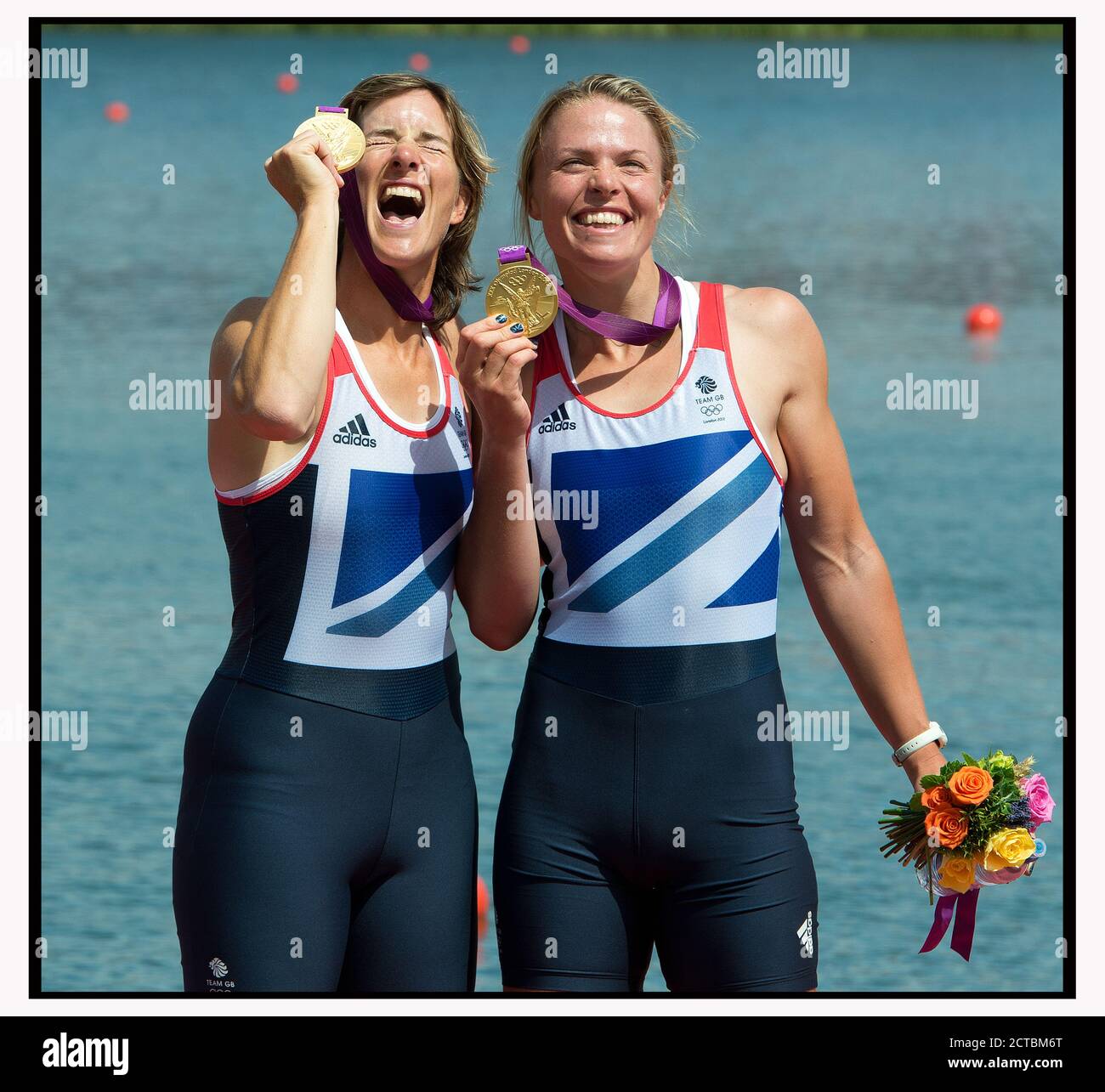 KATHERINE GRAINGER AND ANNA WATKINS CELEBRATE WINNING THE GOLD MEDAL IN THE WOMEN'S DOUBLE SCULLS LONDON OLYMPICS 2012  PICTURE : © MARK PAIN / ALAMY Stock Photo