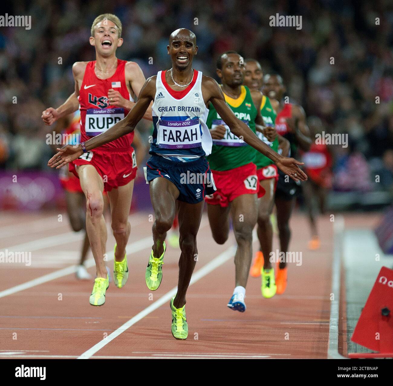 MO FARAH CELEBRATES WINNG THE GOLD MEDAL MENS 10,000 METRES LONDON 2012 ...