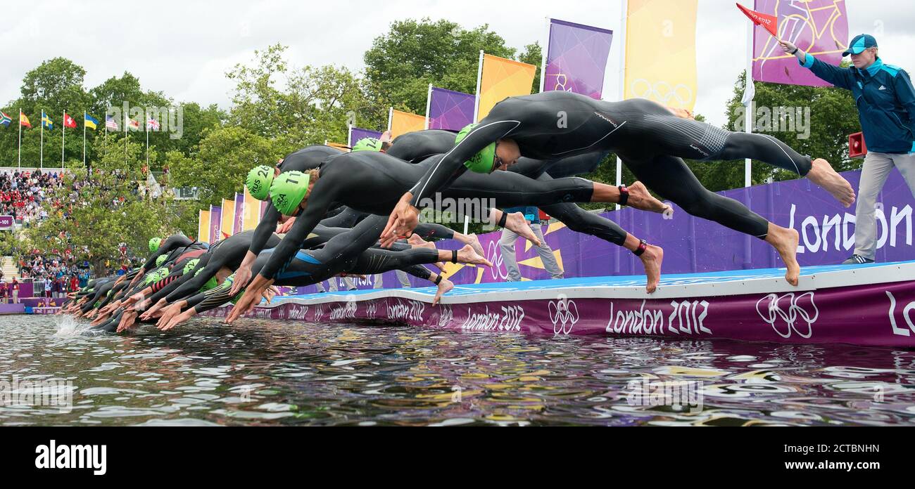 COMPETITORS DIVE INTO THE SEPENTINE AT THE BEGINNING OF THE MEN'S TRIATHLON   LONDON 2012 OLYMPICS Hyde Park.  Copyright Picture : Mark Pain  7/8/2012 Stock Photo