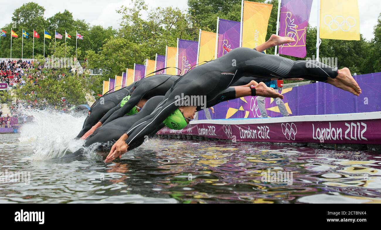 COMPETITORS DIVE INTO THE SEPENTINE AT THE BEGINNING OF THE MEN'S TRIATHLON   LONDON 2012 OLYMPICS Hyde Park.  Copyright Picture : Mark Pain  7/8/2012 Stock Photo