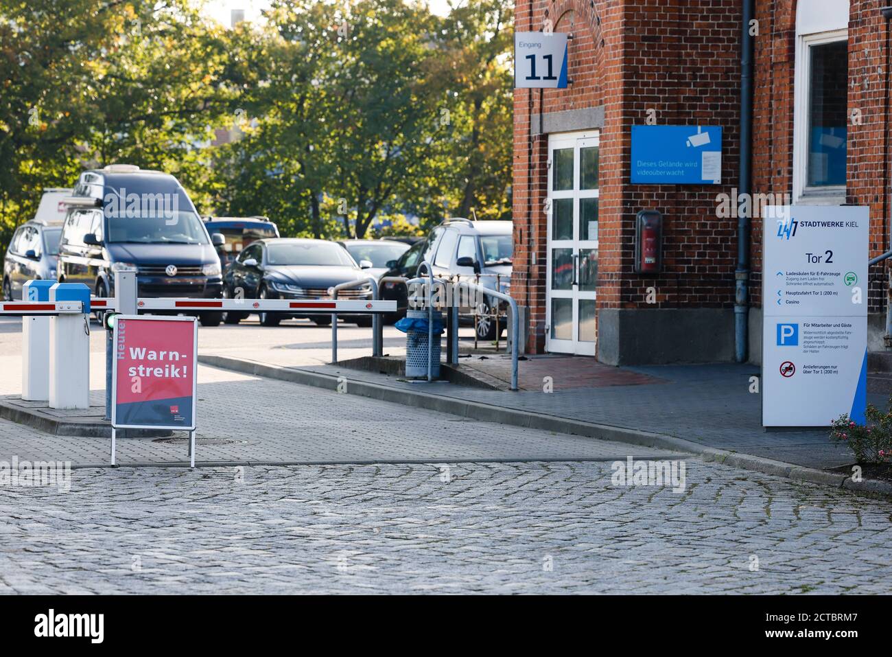 22 September 2020, Schleswig-Holstein, Kiel: A sign with the inscription "Warning Strike" stands in front of the premises of Stadtwerke Kiel. In several federal states, the announced warning strikes in the public sector at federal and municipal level began on Tuesday. With the warning strikes, the union intends to use the strikes to underline its wage demands in the ongoing wage dispute with federal and local governments. The second round of negotiations ended in Potsdam this weekend without any rapprochement. The third round of negotiations is scheduled for October 22 and 23. Photo: Frank Mol Stock Photo