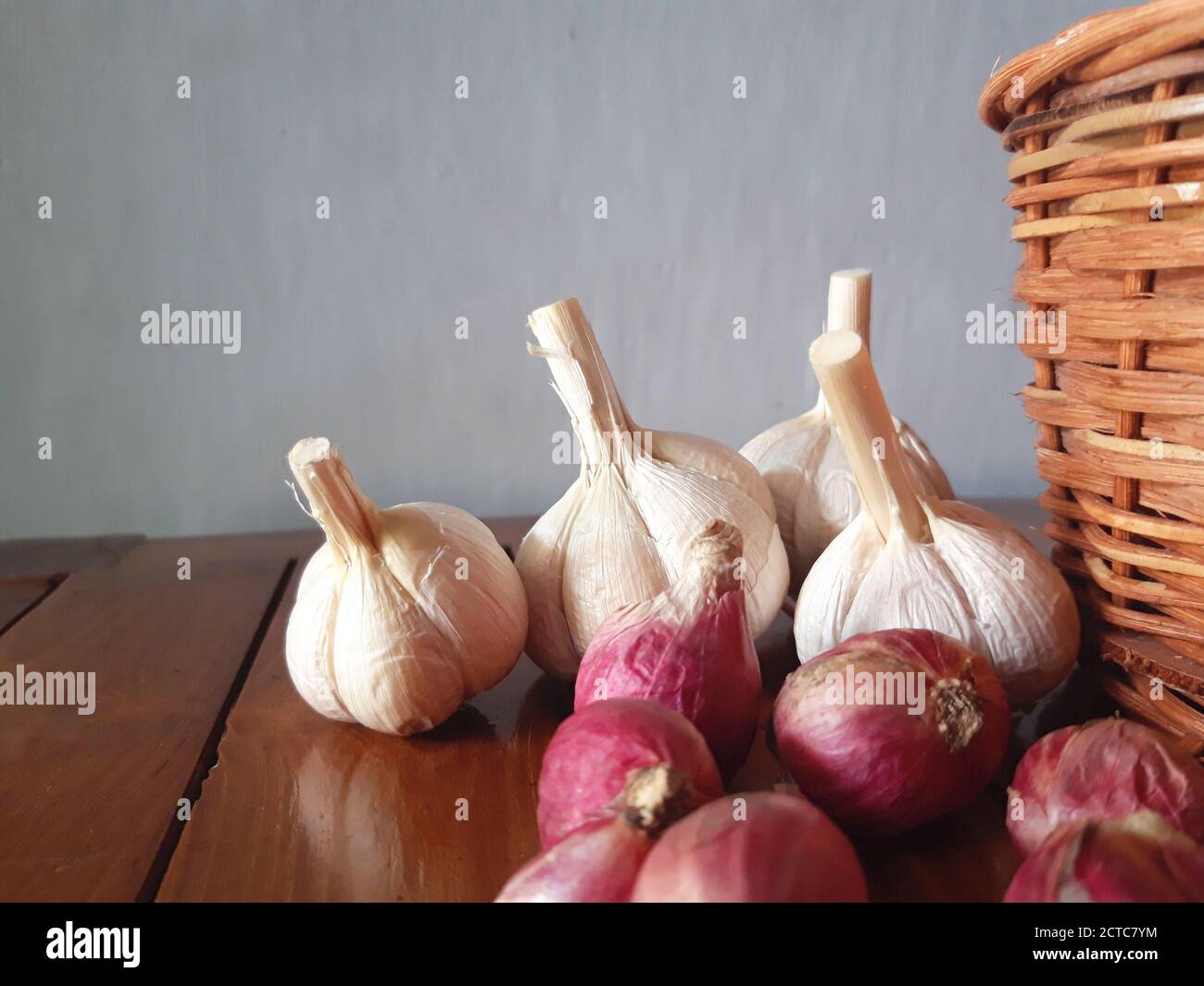 Ripe and raw organic onion and garlic on wooden background, alternative medicine, organic cleaners. Onions and garlics background Stock Photo