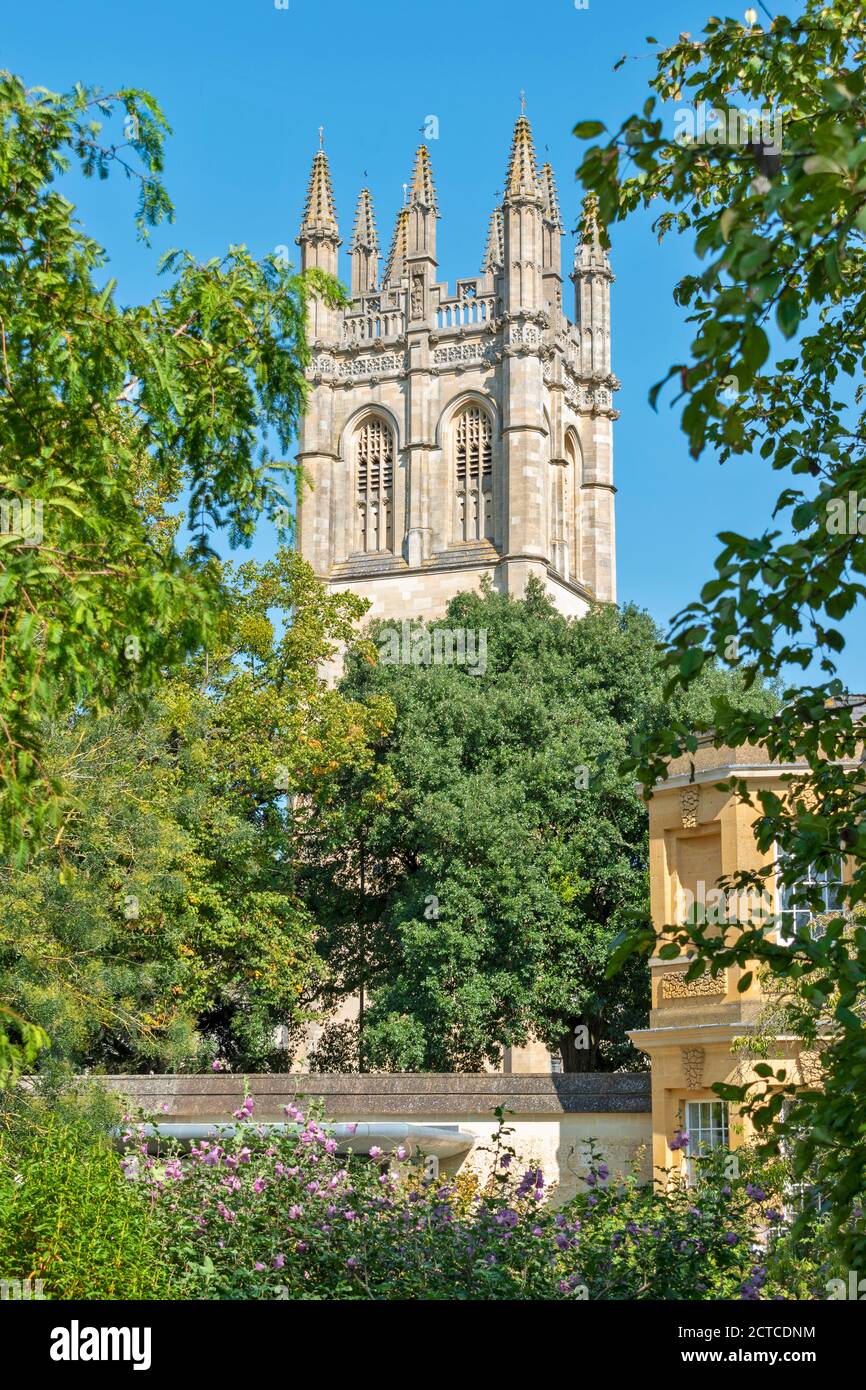 OXFORD CITY ENGLAND BOTANIC GARDENS MAGDALEN TOWER WITH LATE SUMMER PLANTS AND TREES Stock Photo