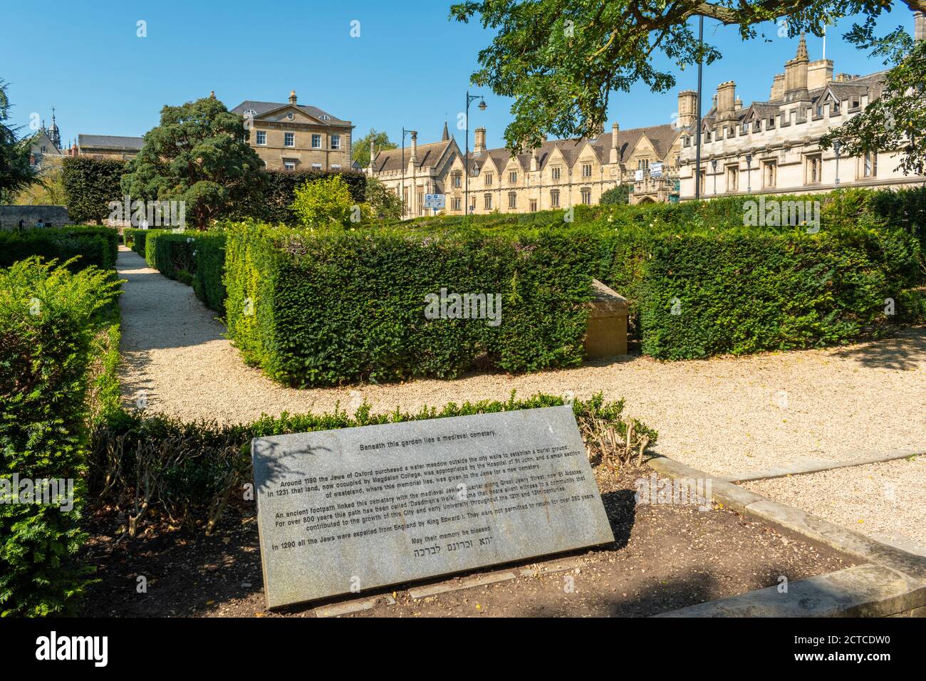 OXFORD CITY ENGLAND BOTANIC GARDENS MEMORIAL PLAQUE INDICATING THE MEDIEVAL JEWISH CEMETERY Stock Photo