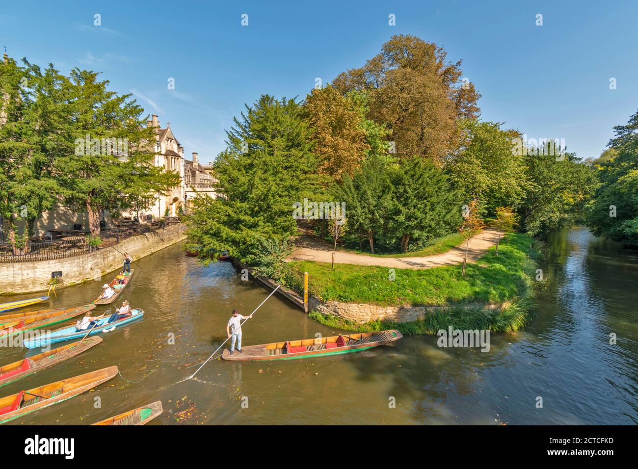 OXFORD CITY ENGLAND PUNTS AND PUNTING ON THE RIVER CHERWELL UNDER THE CHERWELL BRIDGE Stock Photo