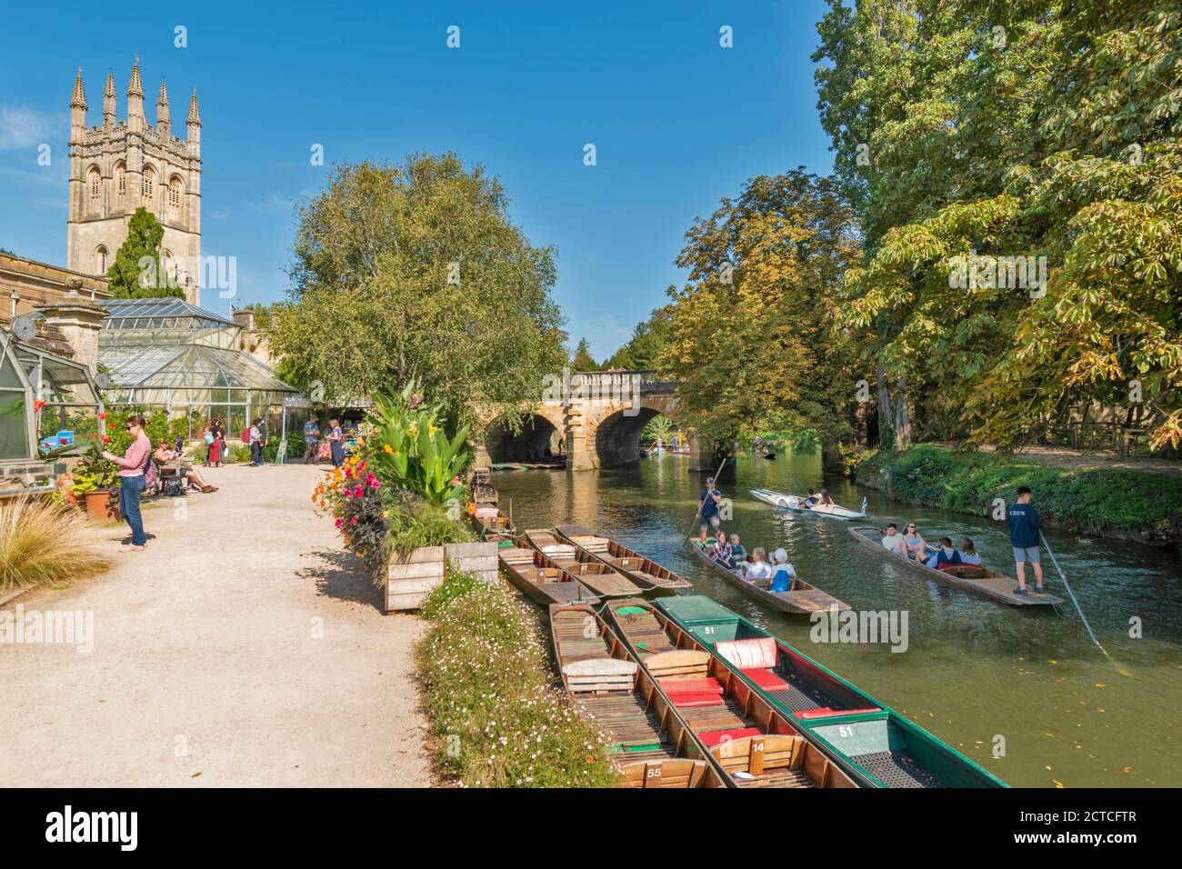OXFORD CITY ENGLAND THE BOTANIC GARDENS MAGDALEN TOWER WITH PUNTS AND PUNTING ON THE RIVER CHERWELL UNDER THE CHERWELL BRIDGE Stock Photo