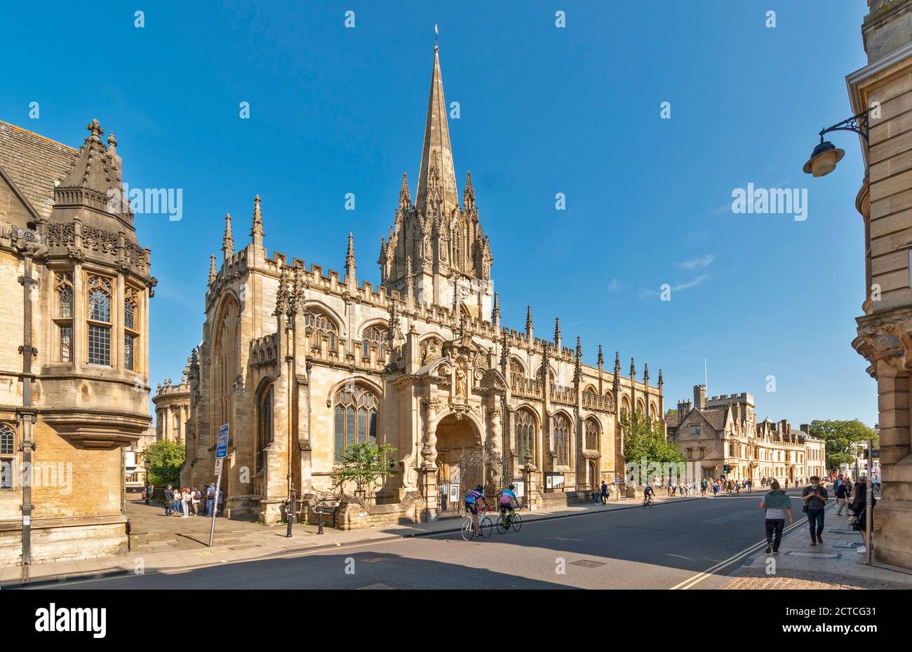 OXFORD CITY ENGLAND THE HIGH AND CHURCH OF ST.MARY THE VIRGIN FURTHER DOWN ALL SOULS COLLEGE Stock Photo