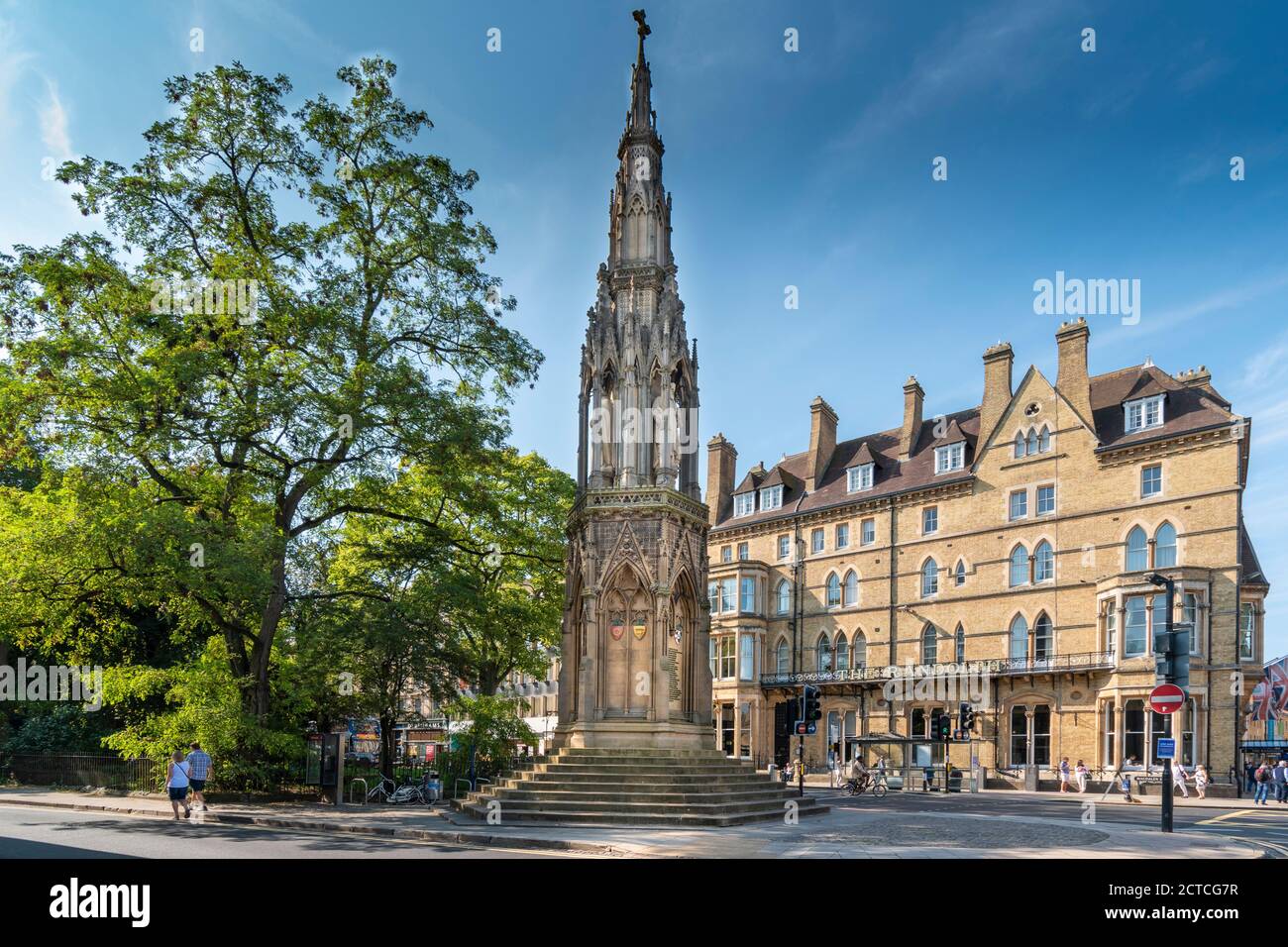 OXFORD CITY ENGLAND THE MARTYRS MEMORIAL AND RANDOLPH HOTEL ON MAGDALEN STREET Stock Photo