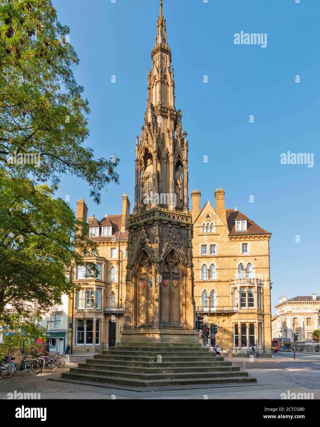 OXFORD CITY ENGLAND THE MARTYRS MONUMENT IN MAGDALEN STREET IN FRONT OF THE RANDOLPH HOTEL Stock Photo