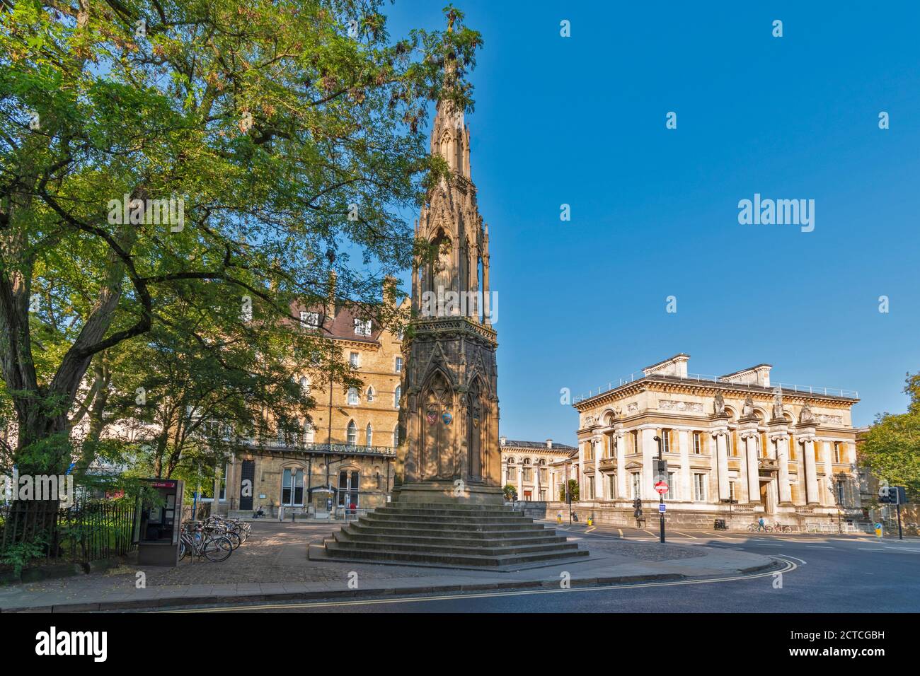 OXFORD CITY ENGLAND THE MARTYRS MONUMENT IN MAGDALEN STREET THE RANDOLPH HOTEL AND ASHMOLEAN MUSEUM BEHIND Stock Photo