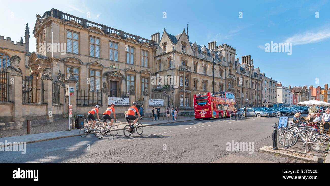 OXFORD CITY ENGLAND THREE CYCLISTS IN FRONT OF THE HISTORY OF SCIENCE MUSEUM BROAD STREET Stock Photo