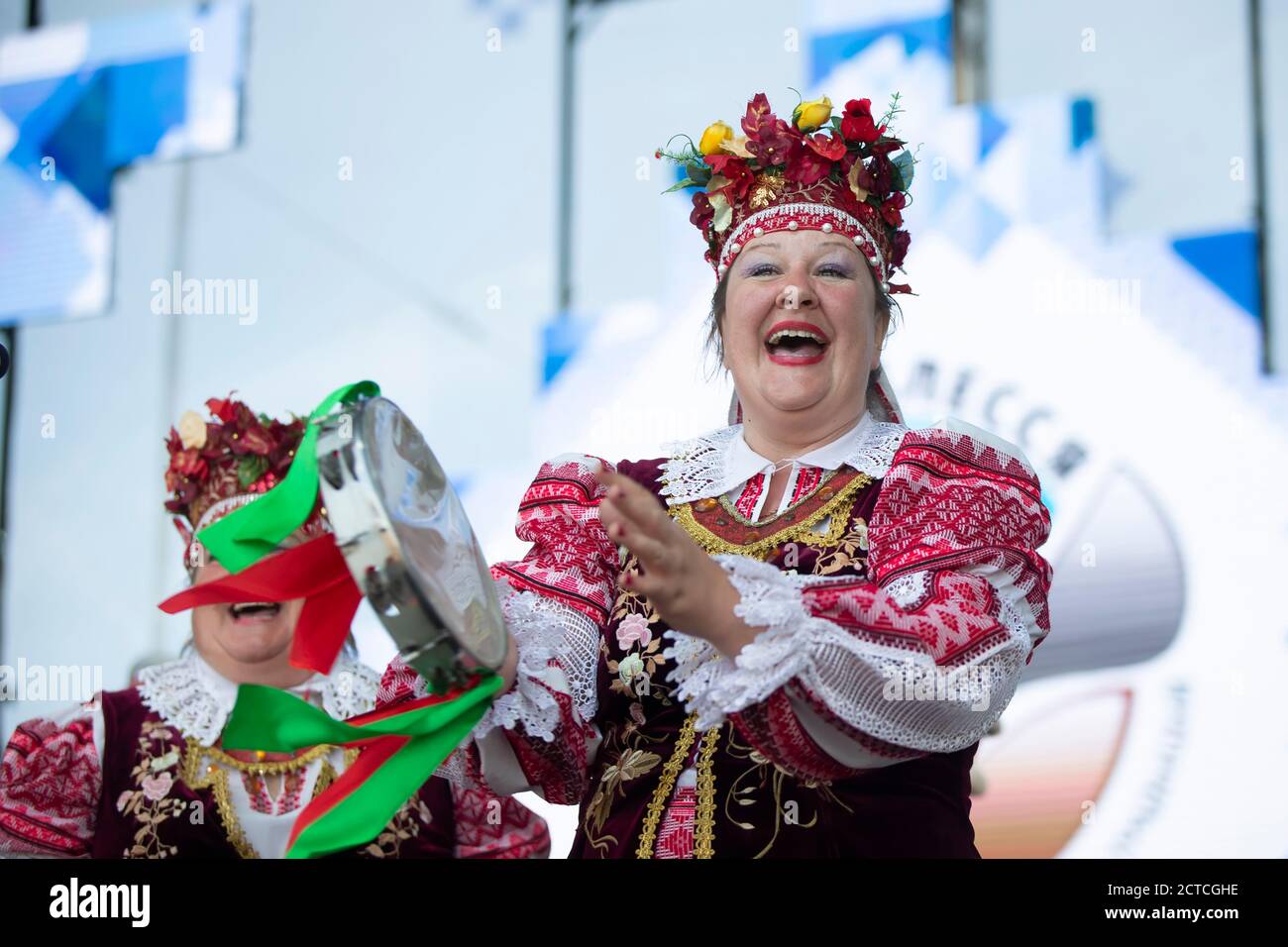 08 29 2020 Belarus, Lyaskovichi. Celebration in the city. An elderly woman in national Slavic clothes sings. Stock Photo